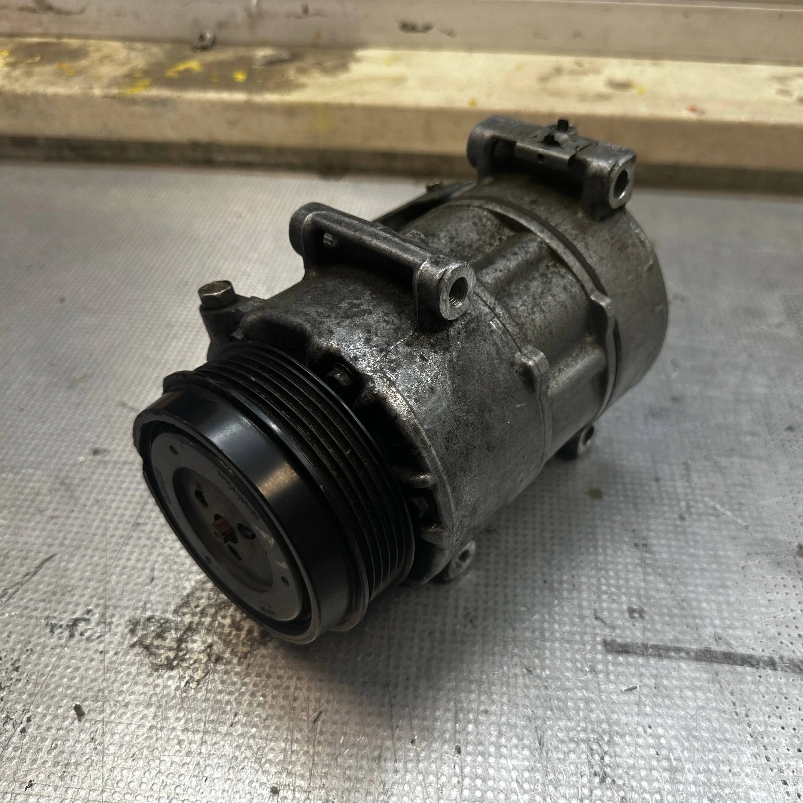 [Б/У] Компрессор кондиционера MB W169 W245 - сколы на шкиве, треснут корпус передняя часть [Под ремонт] [Код: 00347172 ]