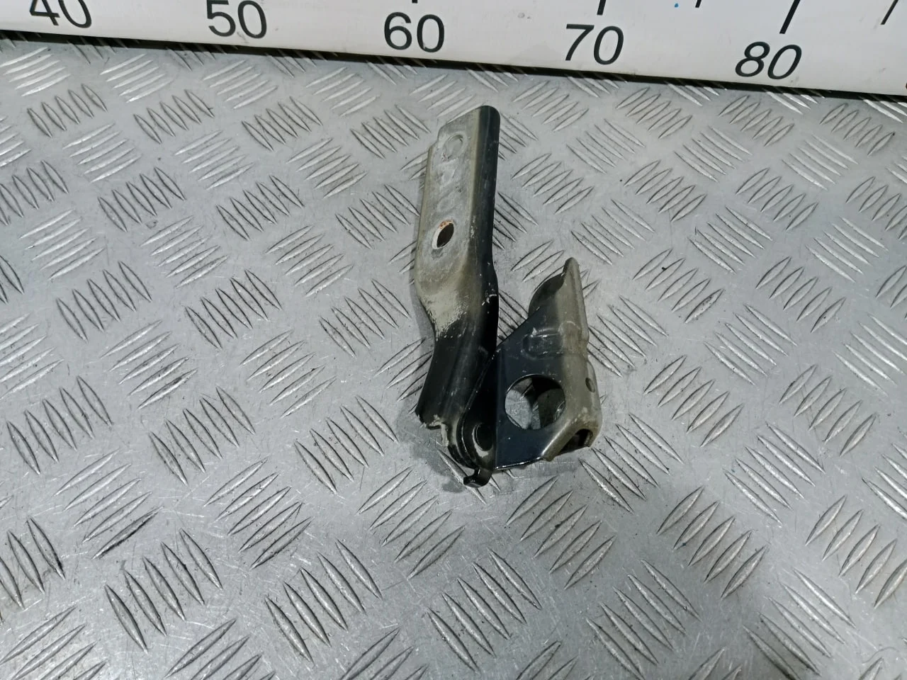 [Б/У] Петля капота правая [Код: 00635313 ]