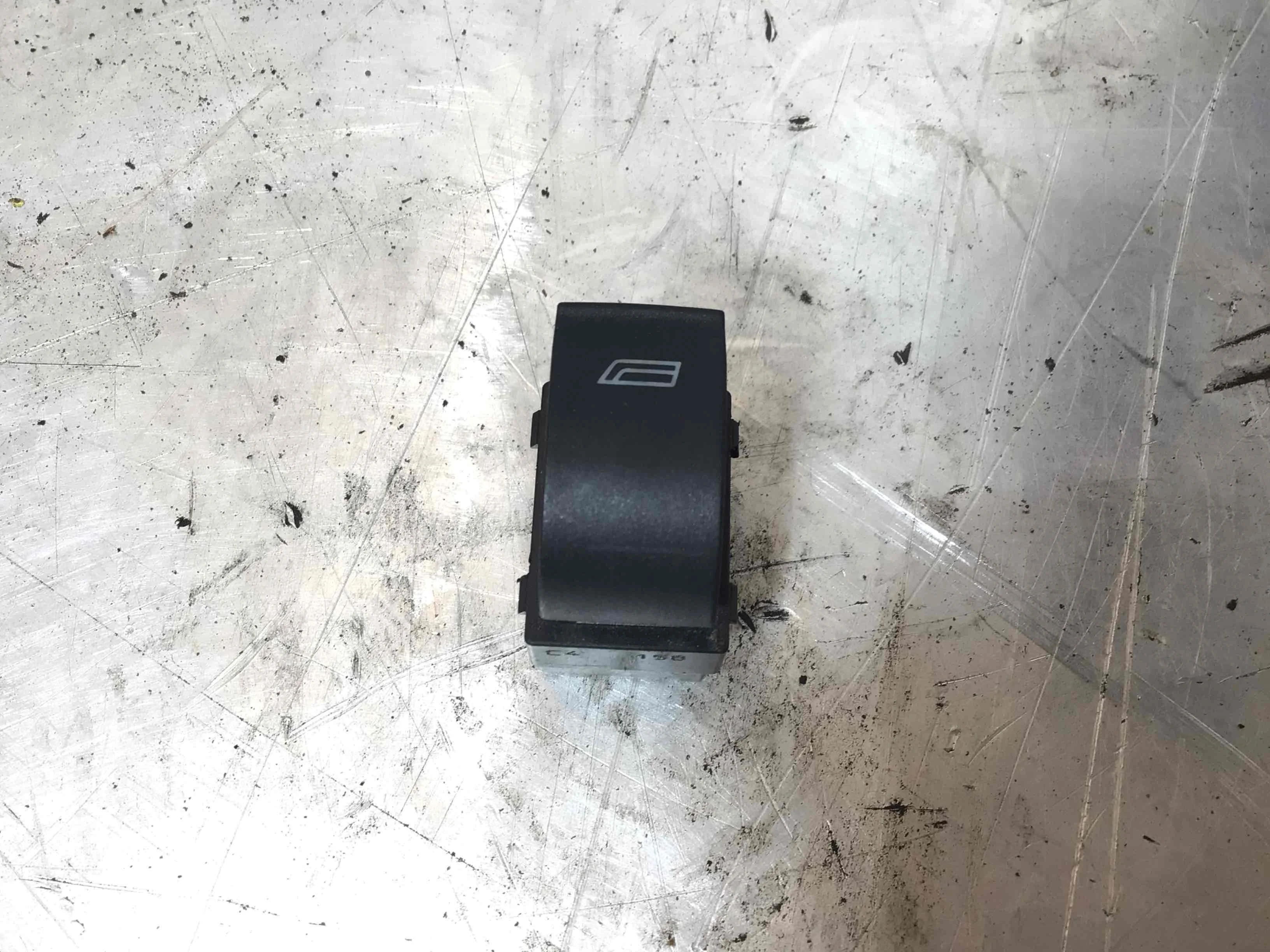 Кнопка стеклоподъемника заднего правого Audi A6 C5/4B (1997-2004) дизель 2.5 TDI Механика Универсал