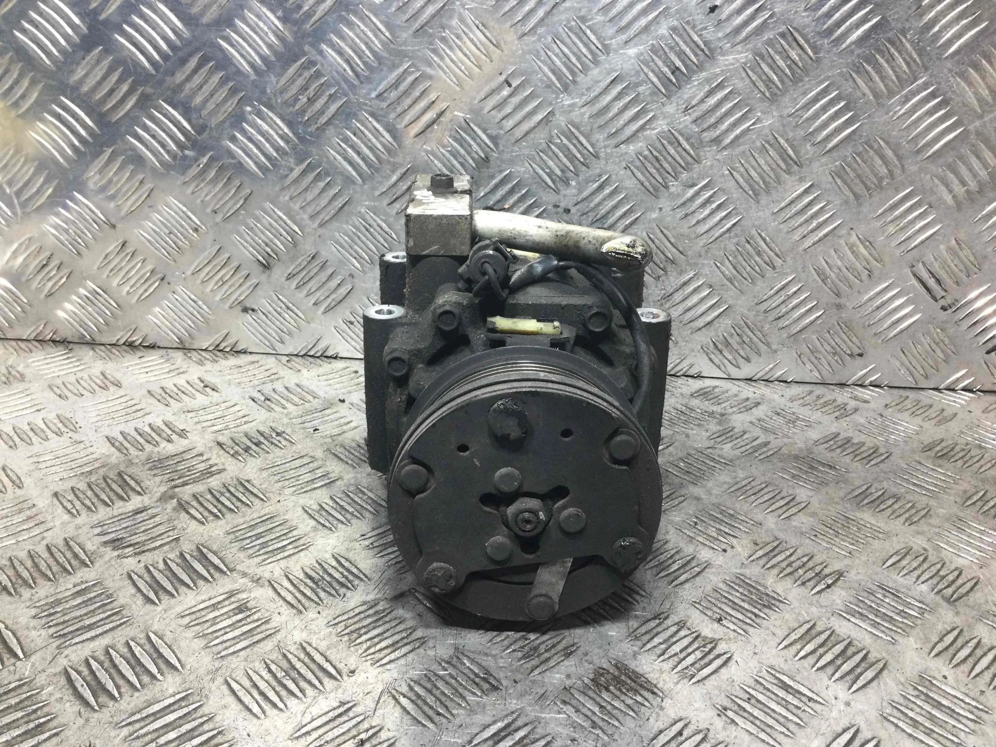 Компрессор кондиционера Ford Focus 1 поколение (1998-2001) бензин 2.0 i Механика Универсал