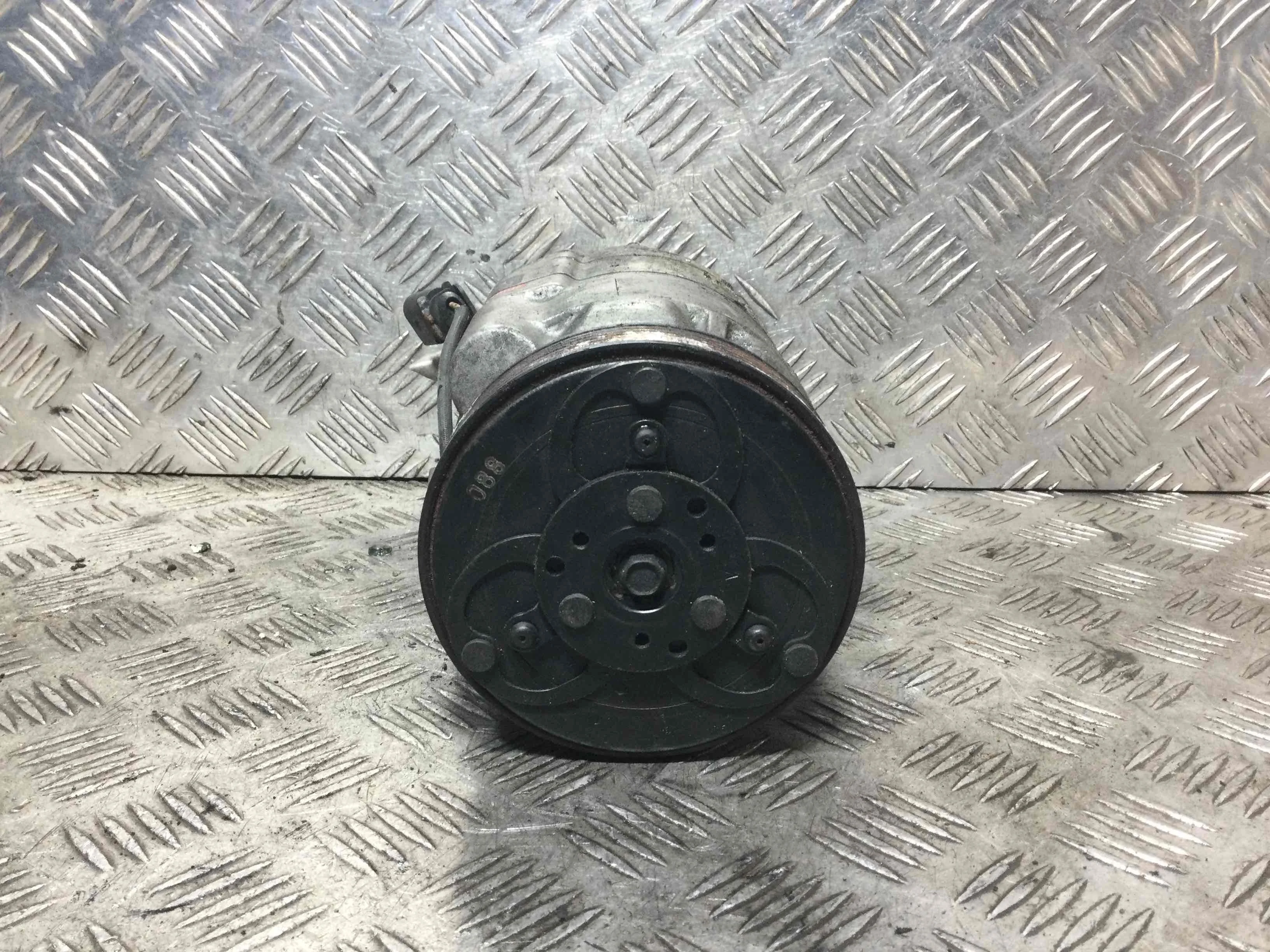 Компрессор кондиционера Volkswagen Golf 4 поколение (1997-2004) бензин 1.6 i Механика Х/б