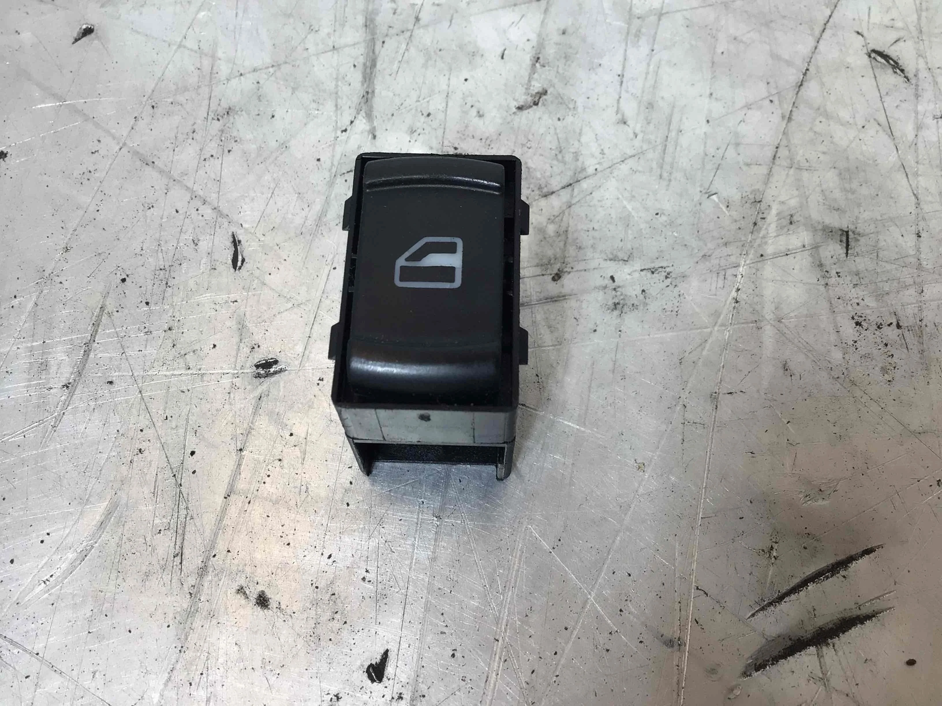 Кнопка стеклоподъемника переднего правого Volkswagen Passat B5 (1996-2000) бензин 1.6 i Механика Универсал