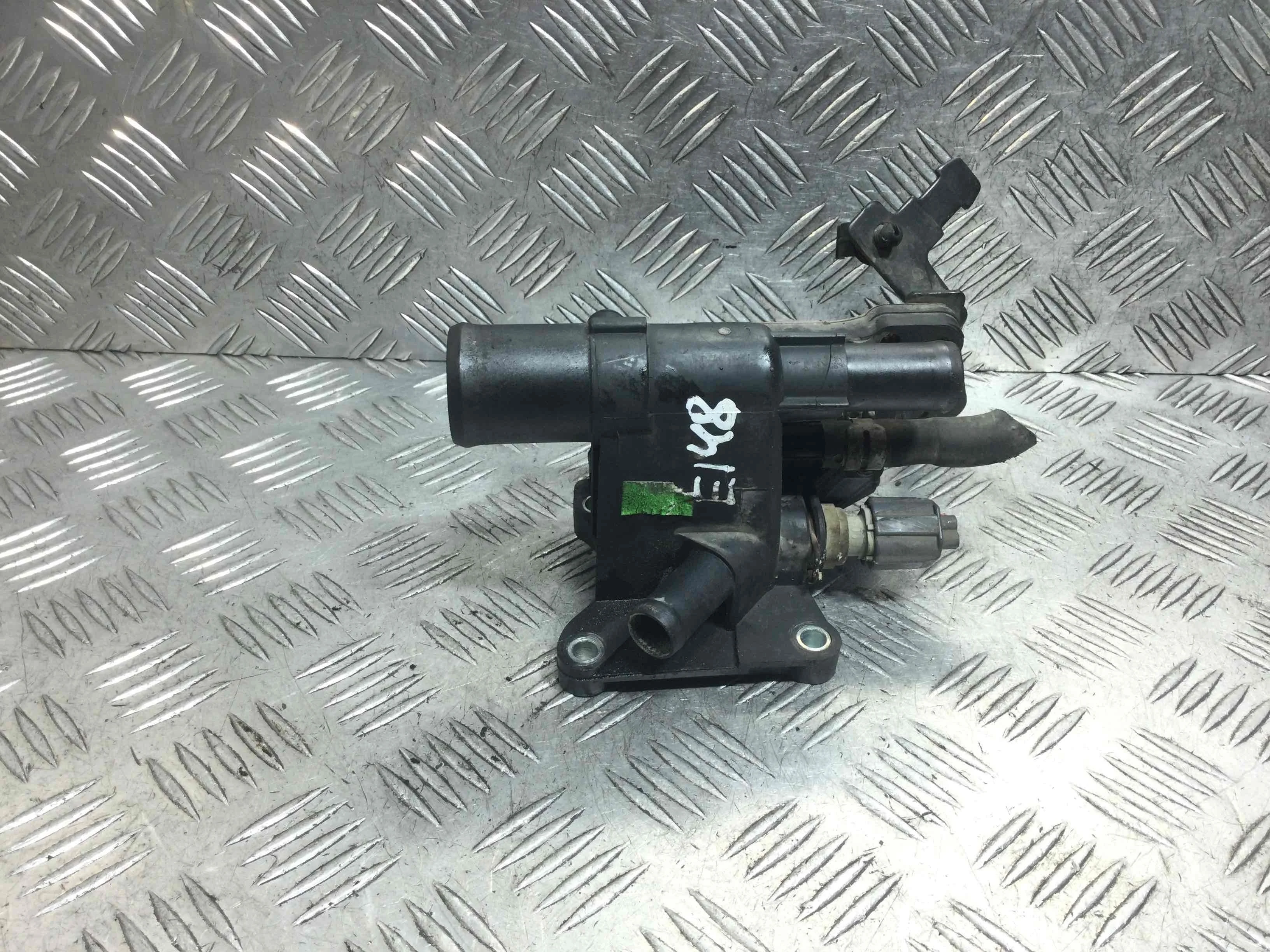 Фланец (тройник) системы охлаждения Ford Focus 2 поколение [рестайлинг] (2008-2011) бензин 1.8 i Механика