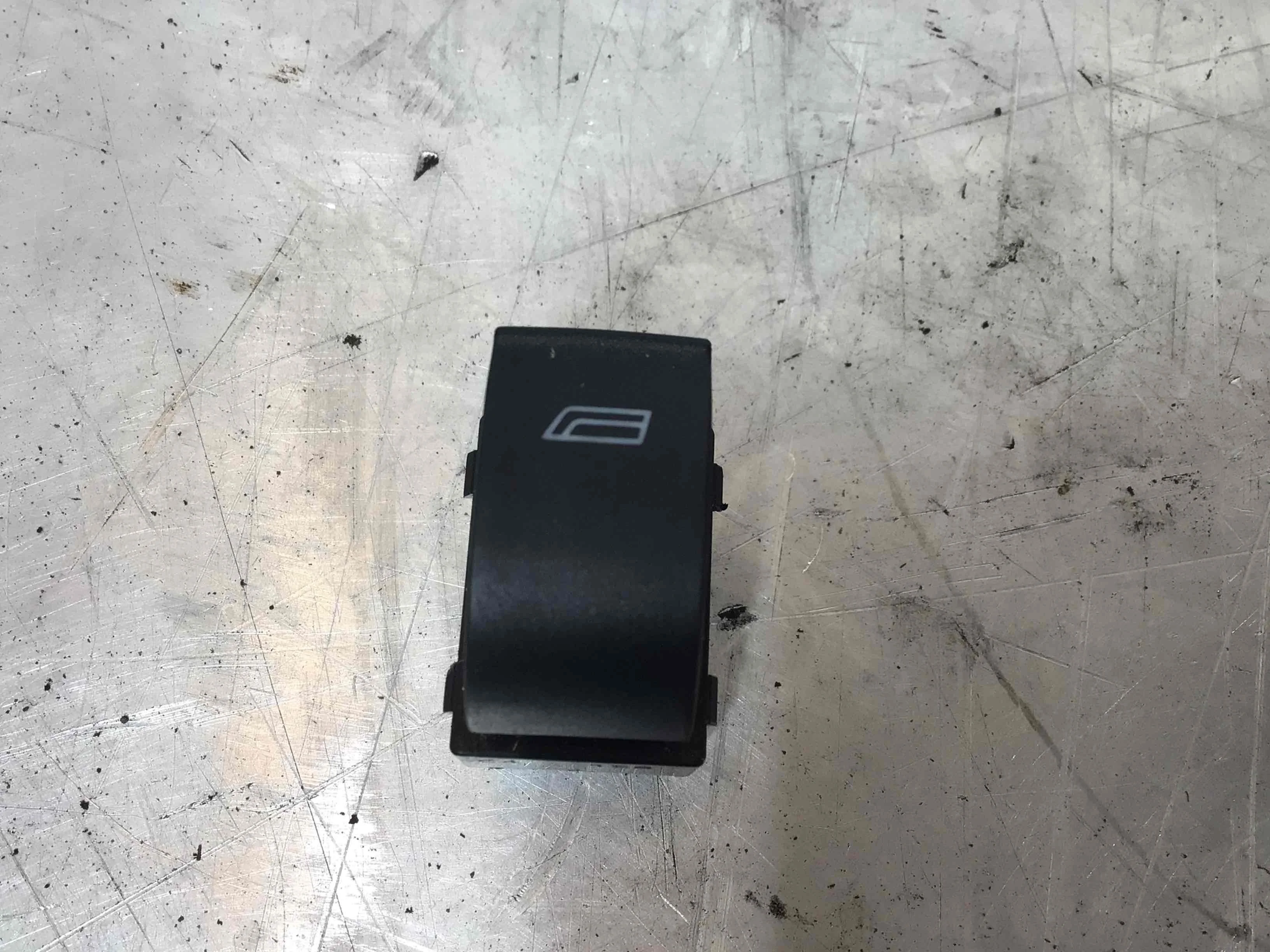 Кнопка стеклоподъемника заднего левого Audi A6 C5/4B (1997-2004) дизель 2.5 TDI Механика Универсал