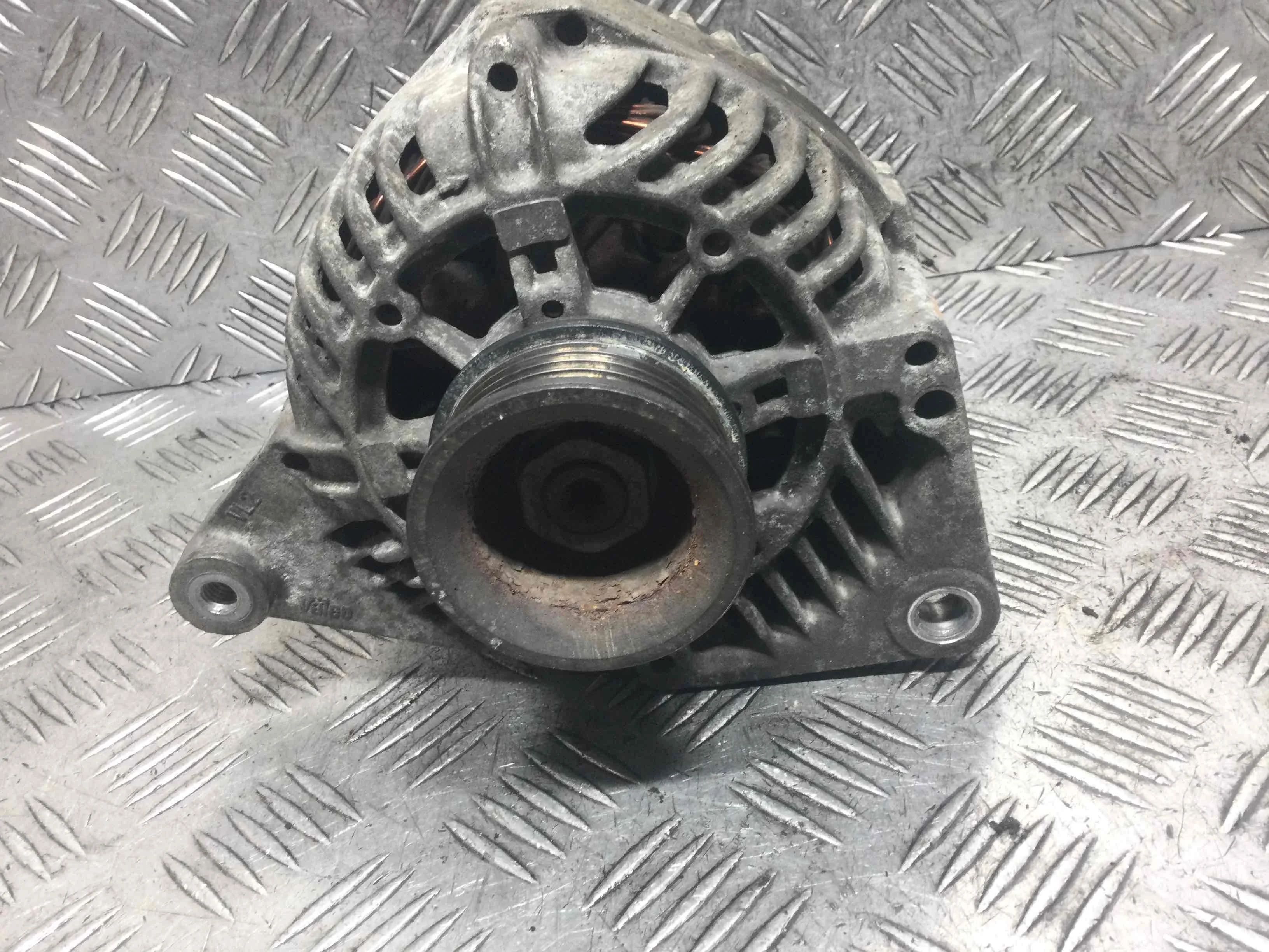 Генератор Volkswagen Passat B5 (1996-2000) бензин 1.6 i Механика Седан