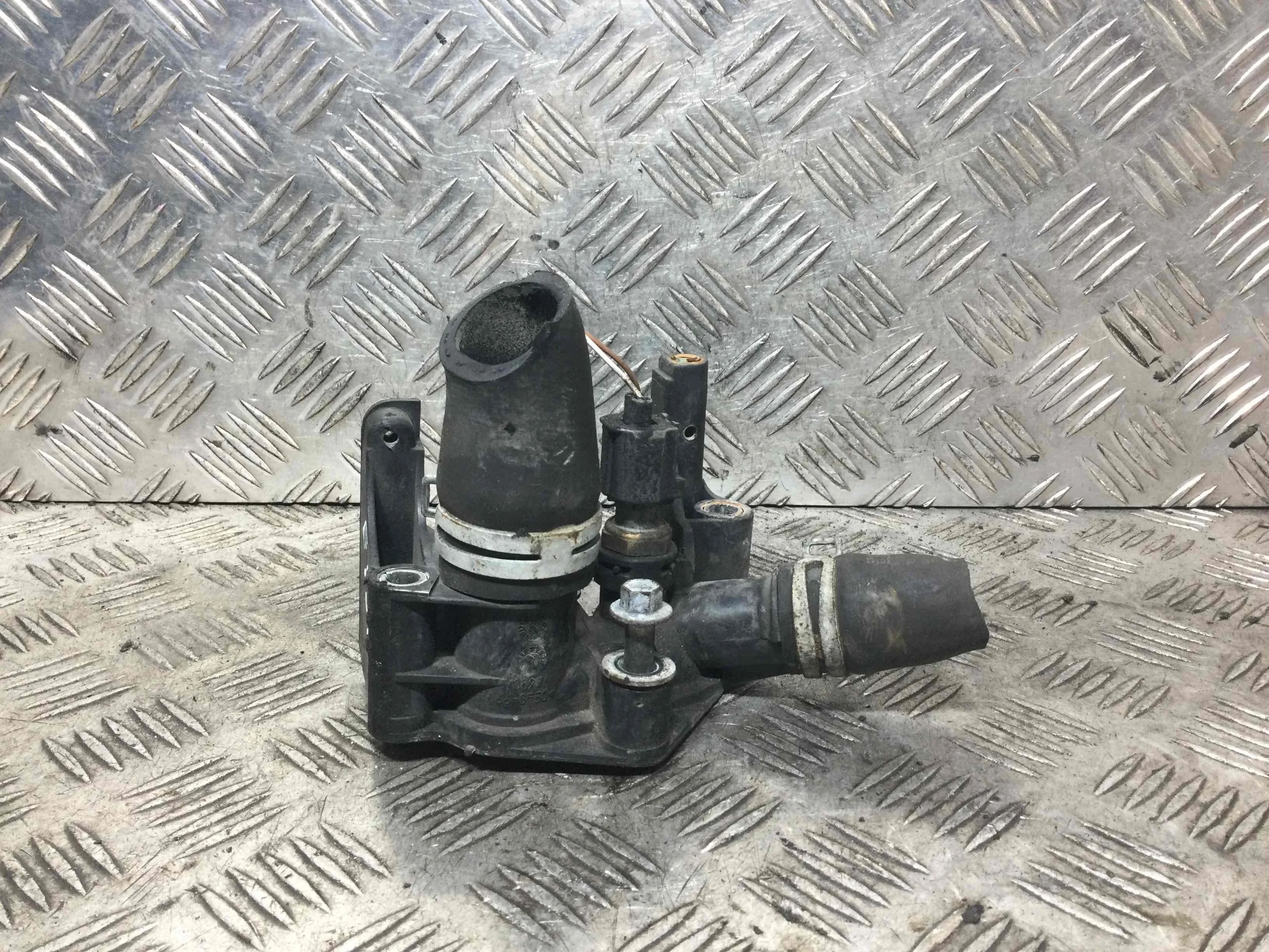 Фланец (тройник) системы охлаждения Ford Focus 2 поколение [рестайлинг] (2008-2011) бензин 1.6 i Механика Х/б