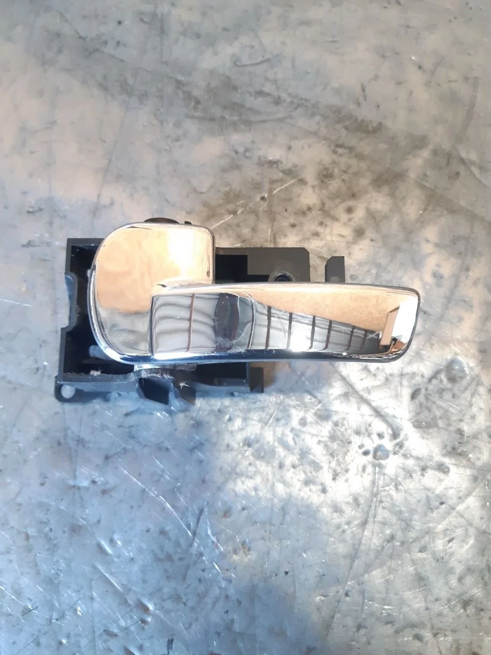 Ручка двери внутренняя левая Nissan Pathfinder III рестайлинг (2010—2014) 2012 KL0 - SILVER METALLIC