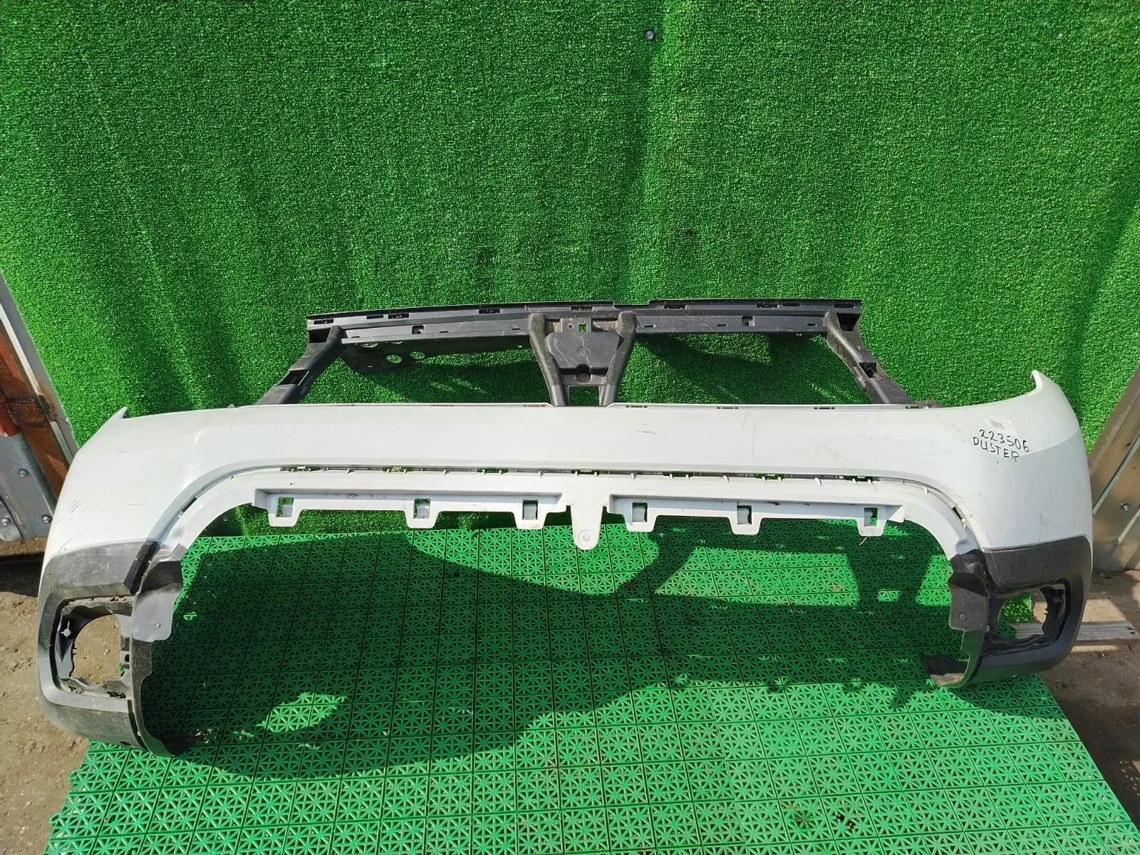 Бампер RENAULT DUSTER 2 2021- передний белый б/у