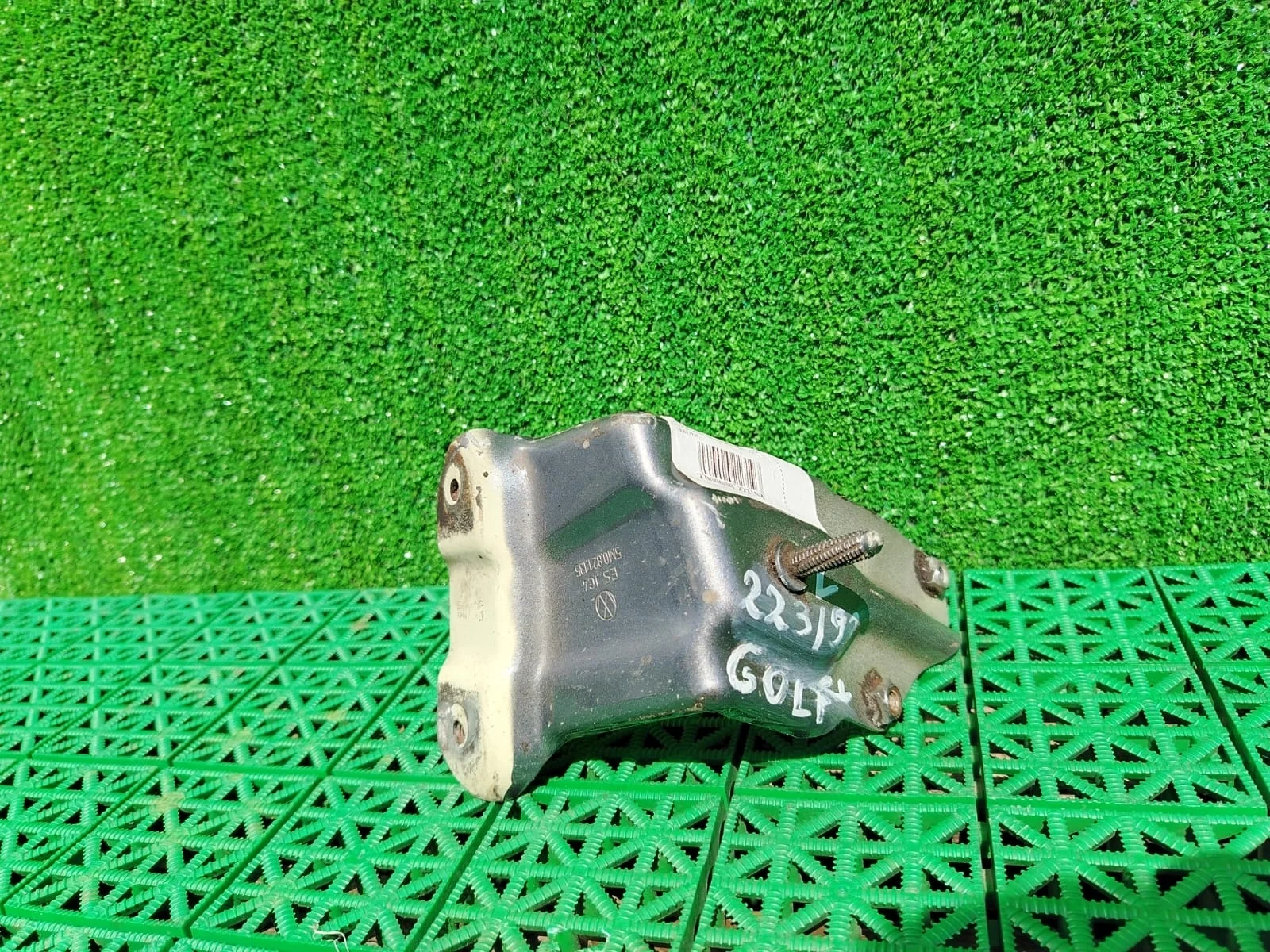 Кронштейн крепления крыла VOLKSWAGEN GOLF 5+ 2005- левый коричневый б/у GOLF 5+(2005-2014)