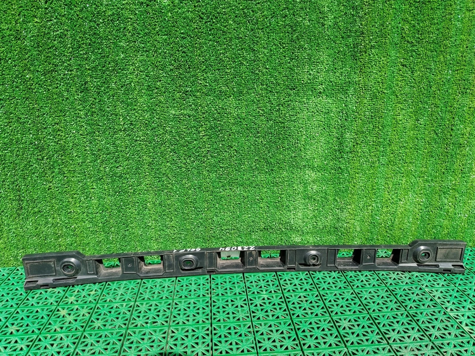 Кронштейн, направляющая бампера VOLKSWAGEN GOLF 5+ 2005- задний центральный б/у GOLF 5+(2005-2014)