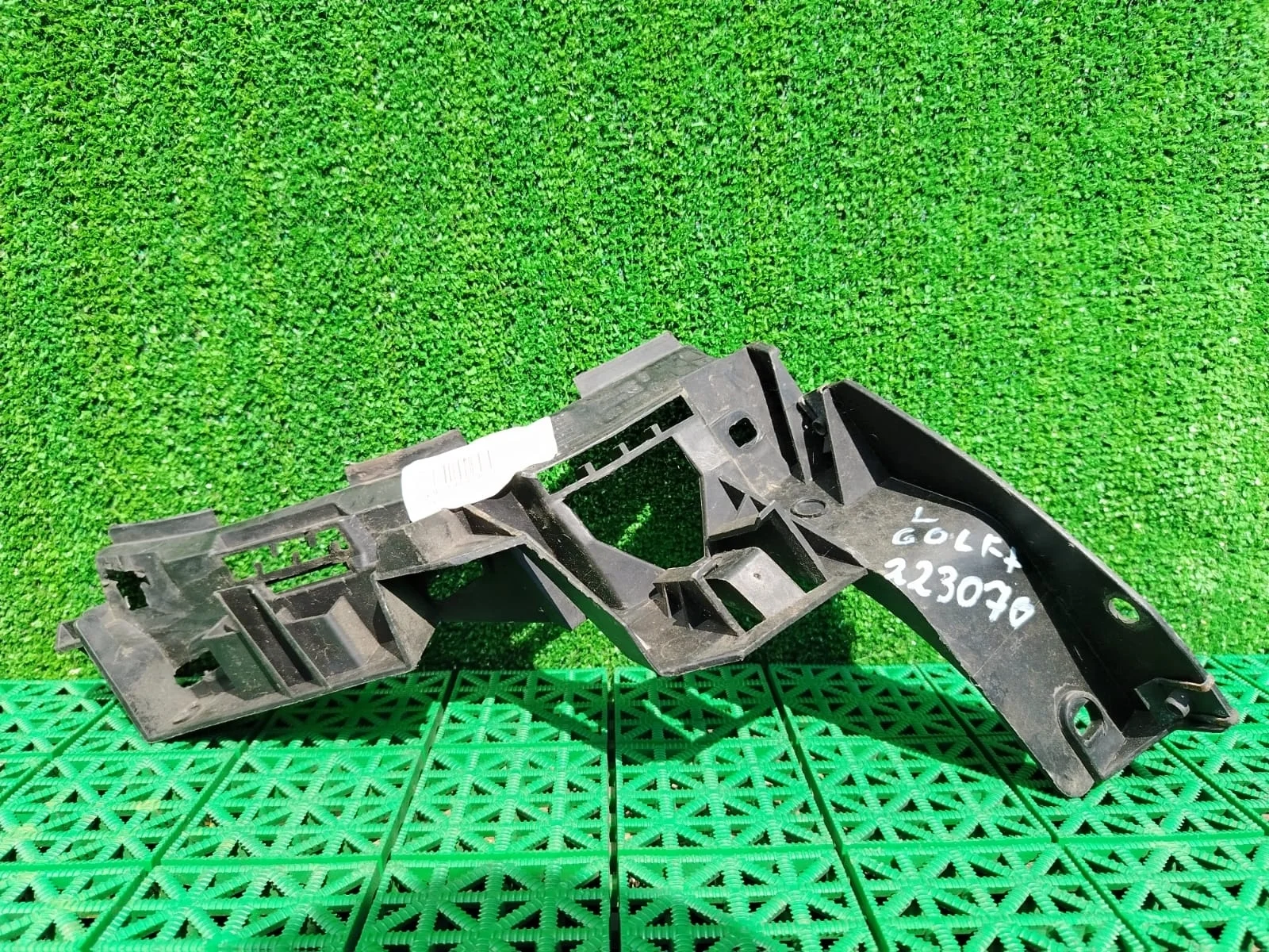 Кронштейн, направляющая бампера VOLKSWAGEN GOLF 5+ 2005- задняя левая б/у GOLF 5+(2005-2014)