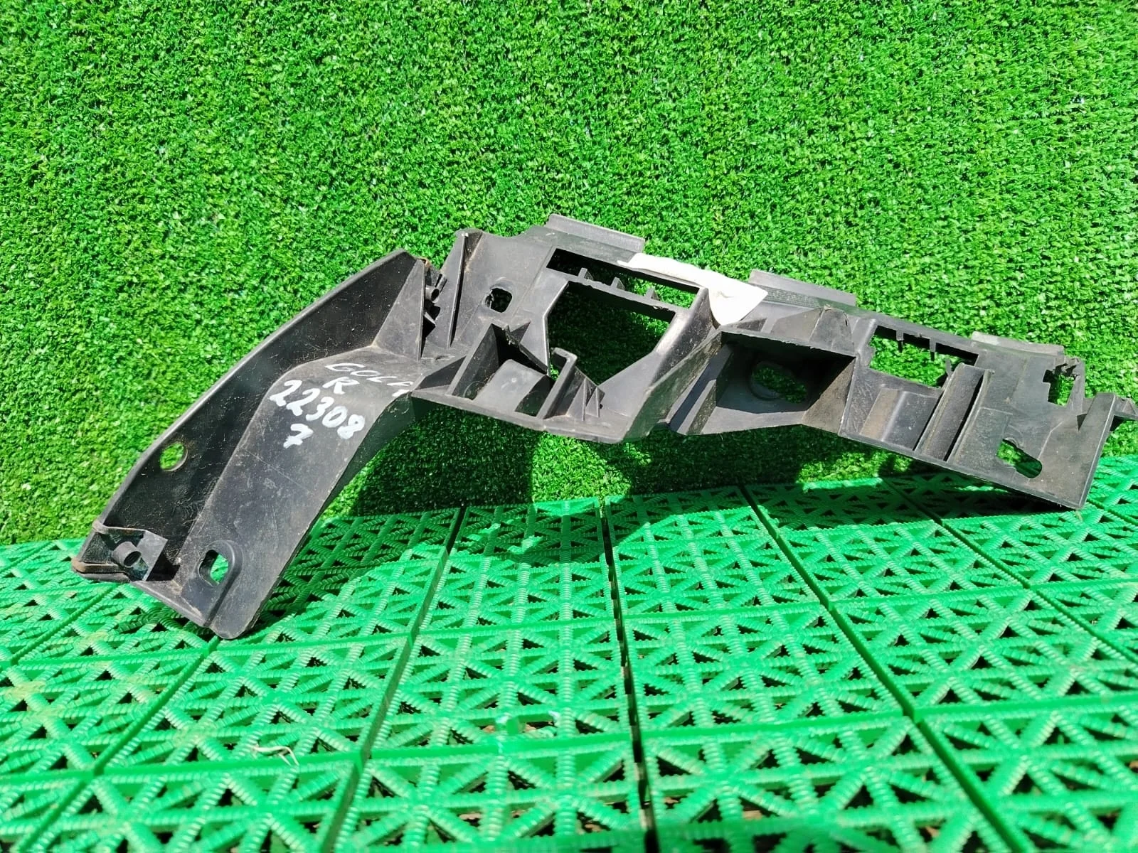 Кронштейн, направляющая бампера VOLKSWAGEN GOLF 5+ 2005- задняя правая б/у GOLF 5+(2005-2014)