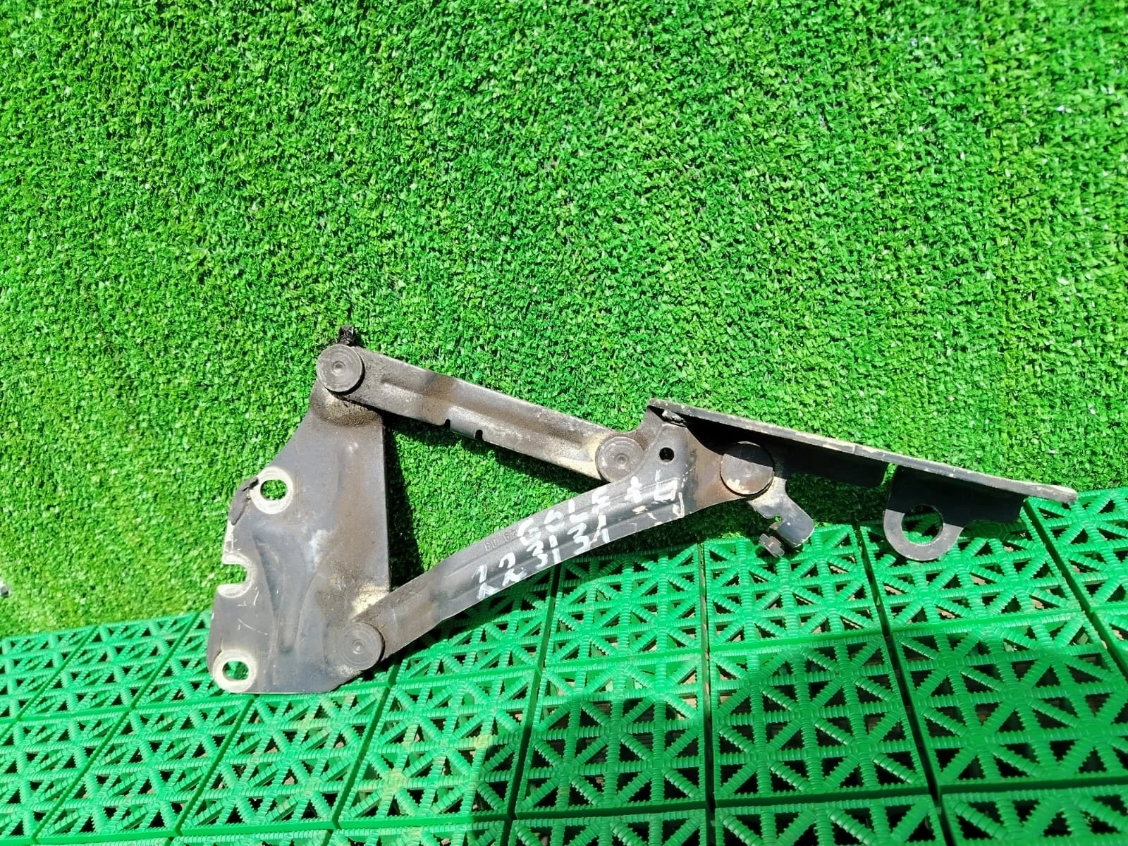 Петля капота VOLKSWAGEN GOLF 5+ 2005- левая коричневая б/у GOLF 5+(2005-2014)