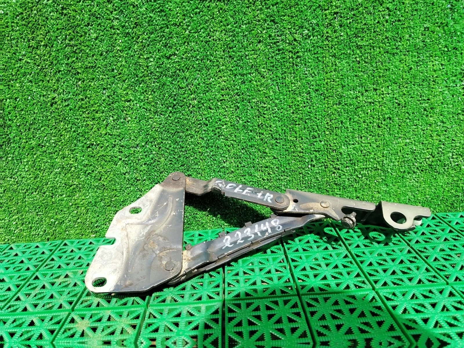 Петля капота VOLKSWAGEN GOLF 5+ 2005- правая коричневая б/у GOLF 5+(2005-2014)