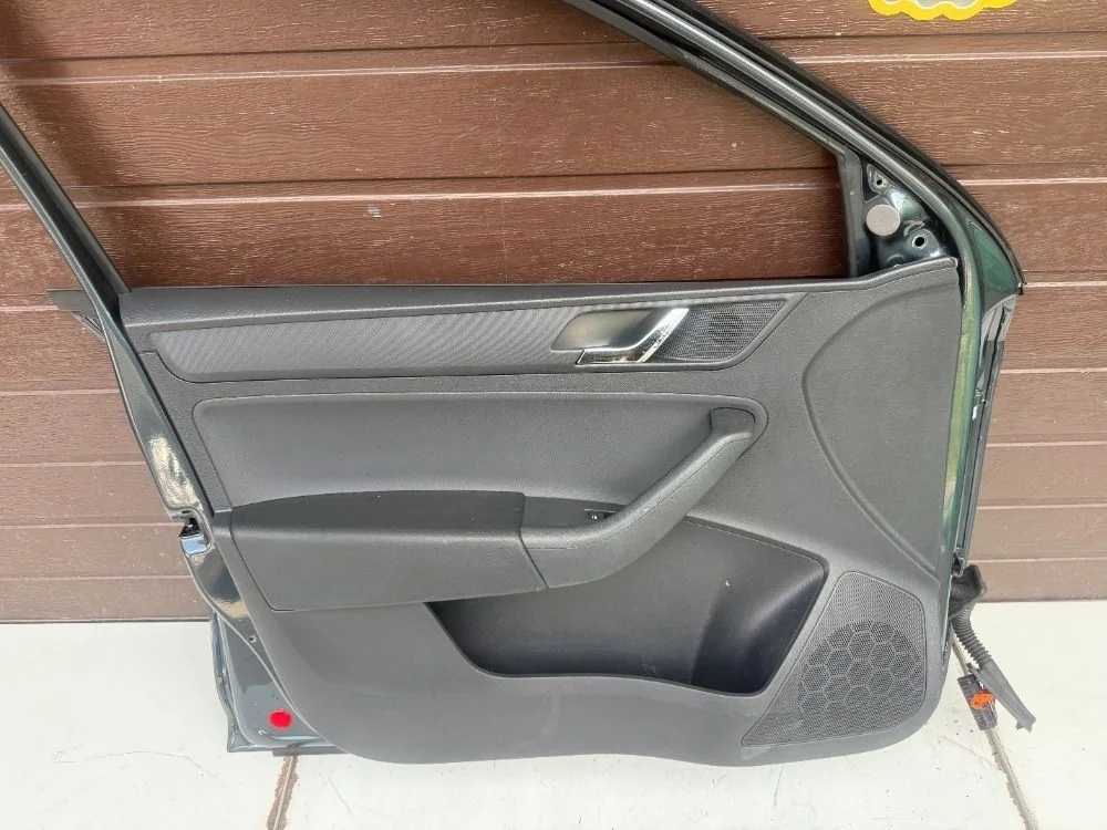 Обшивка (карта) двери передней левой Skoda Rapid I (2012—2017)