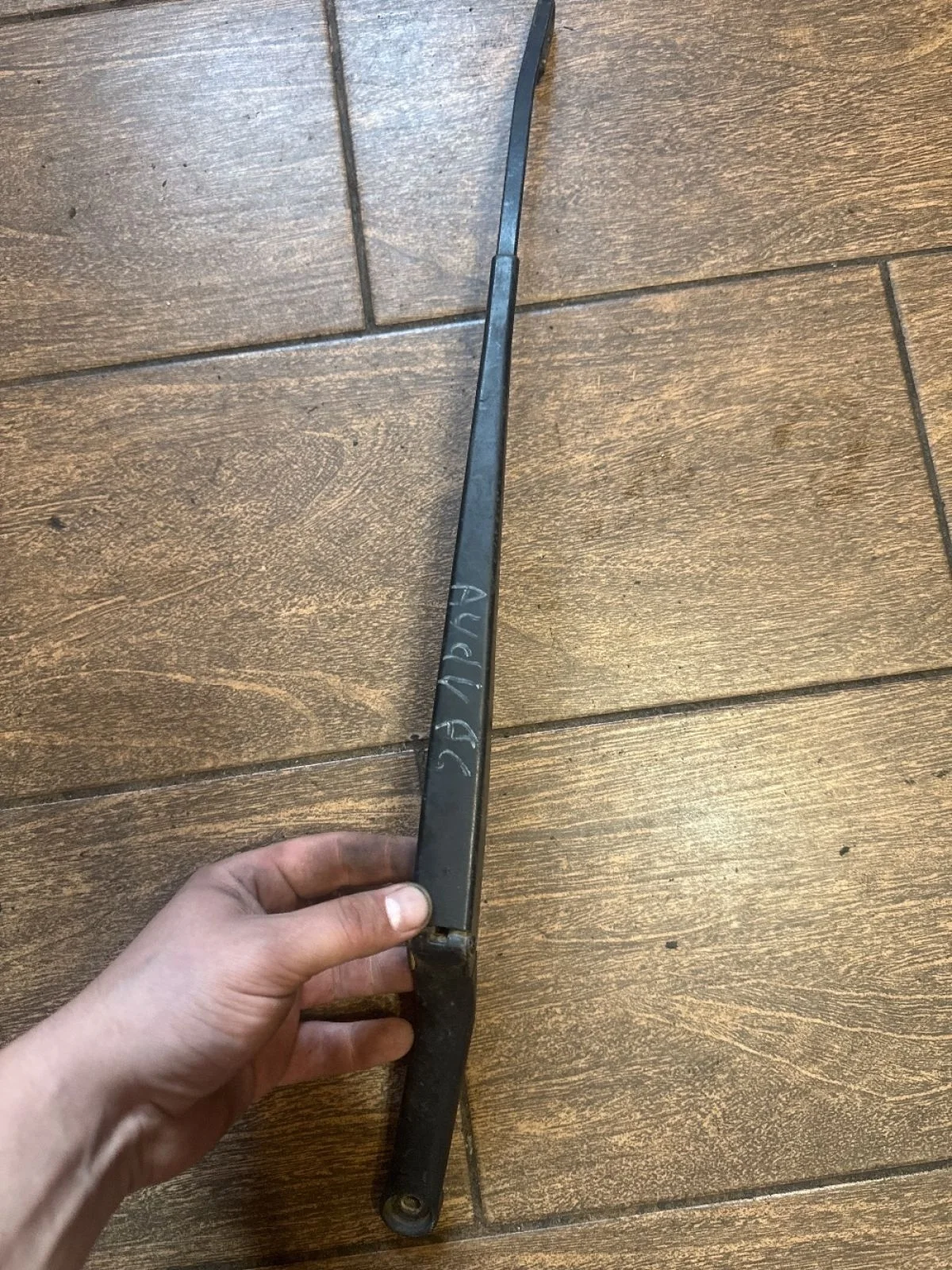 Поводок стеклоочистителя передний правый Audi A6 C5 (1997—2001)