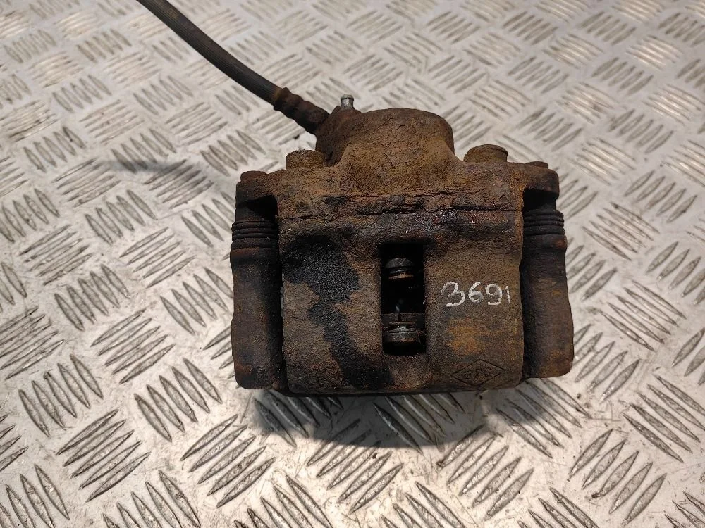 Суппорт передний правый Renault Logan I