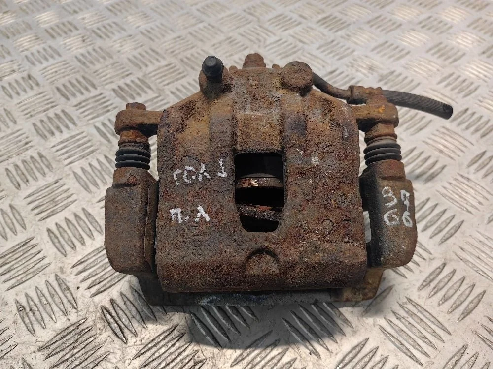 Суппорт передний правый Hyundai Solaris I