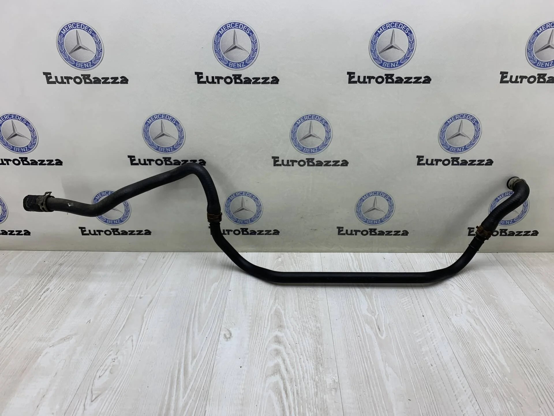 Патрубок системы охлаждения Mercedes W211