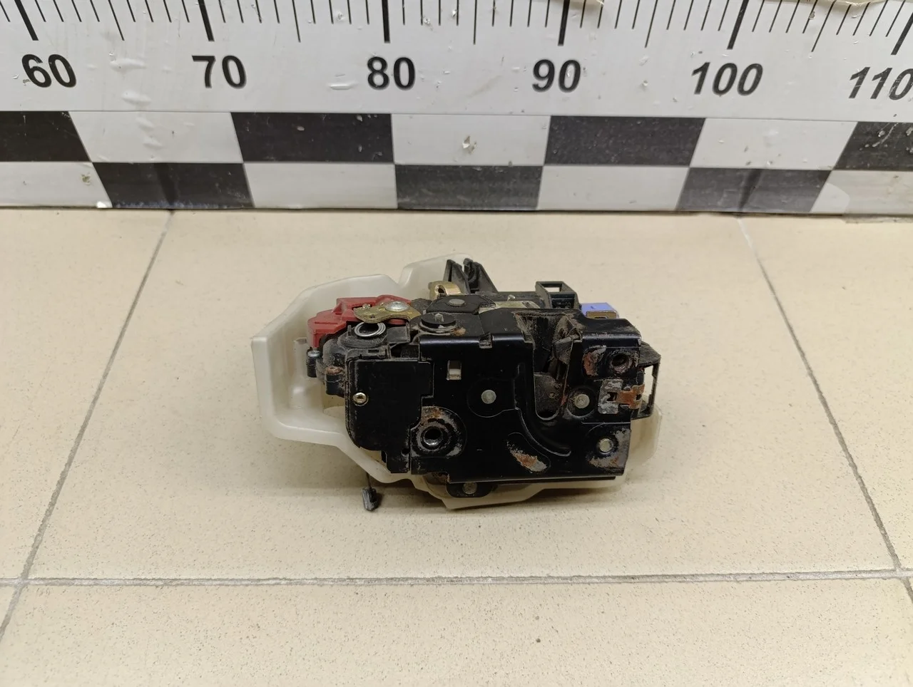 Замок двери задней левой Touareg 2002-2010