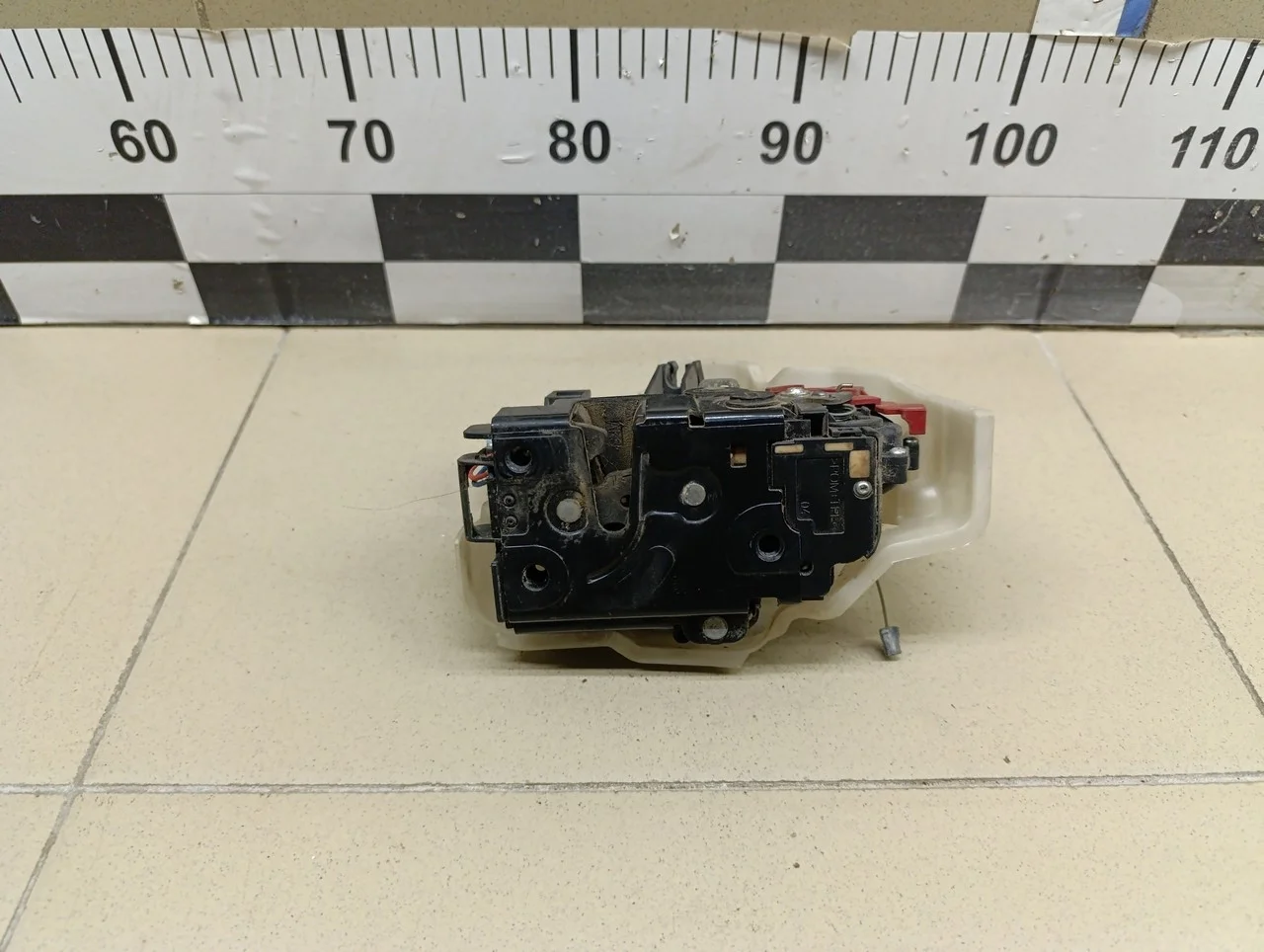 Замок двери задней правой Touareg 2002-2010