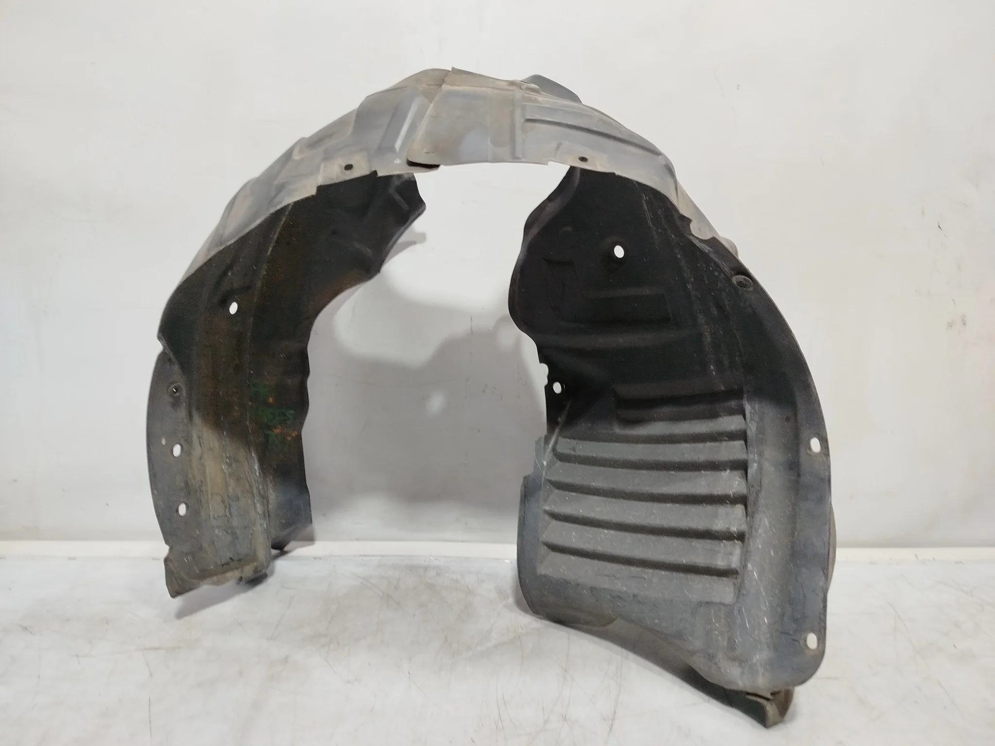 ПОДКРЫЛОК MAZDA ПЕРЕДНИЙ ПРАВЫЙ GAA956130