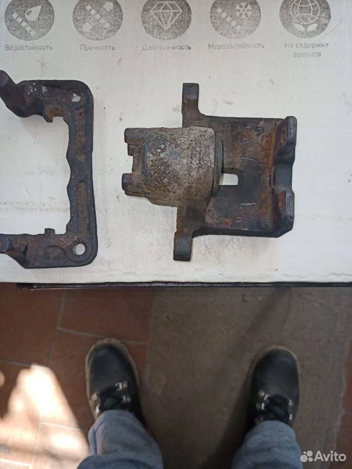 Суппорт задний правый Mitsubishi Pajero III (1999—2003)