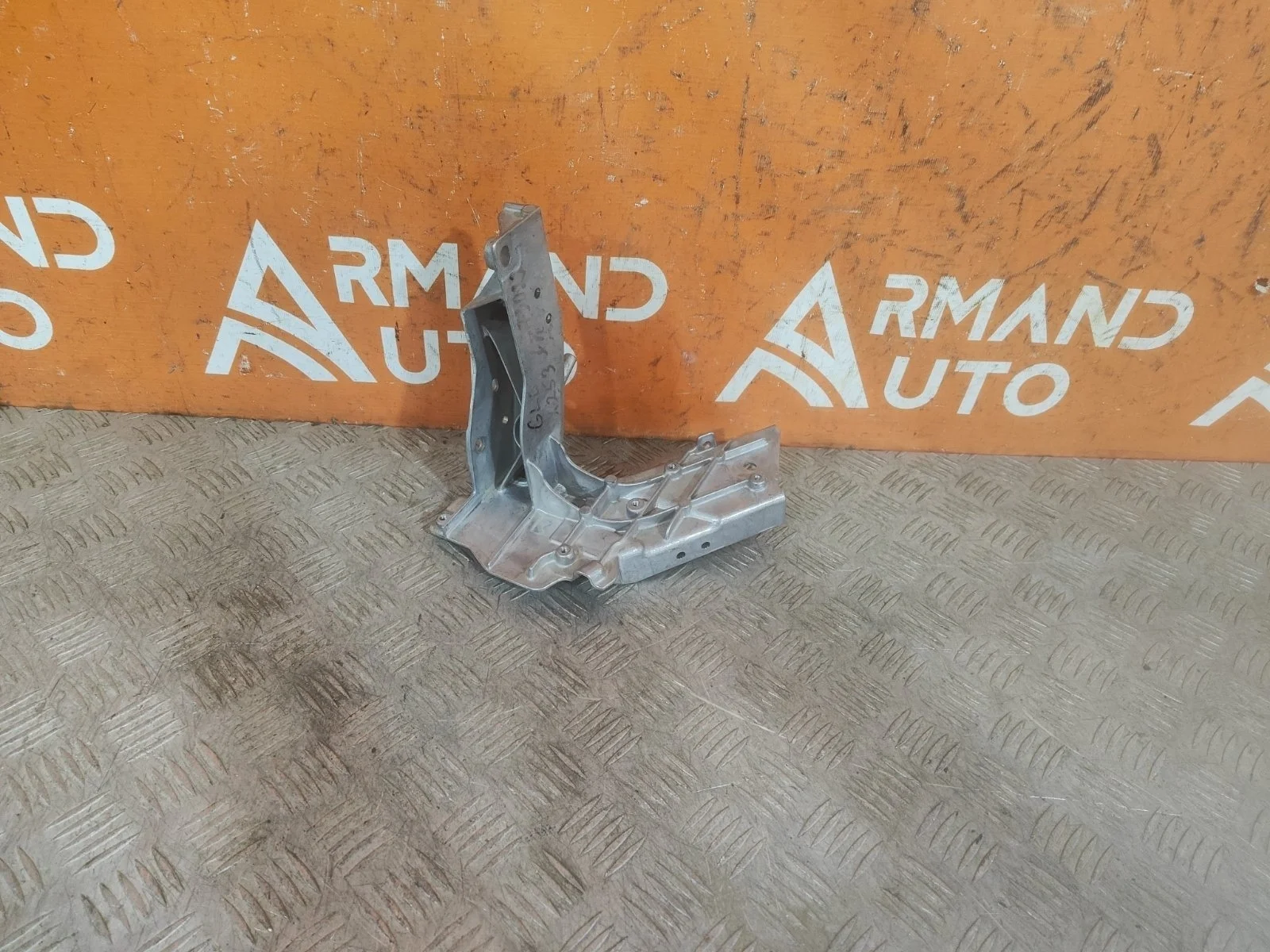 Кронштейн панели передней Mercedes GLC-Class 2015-нв X253