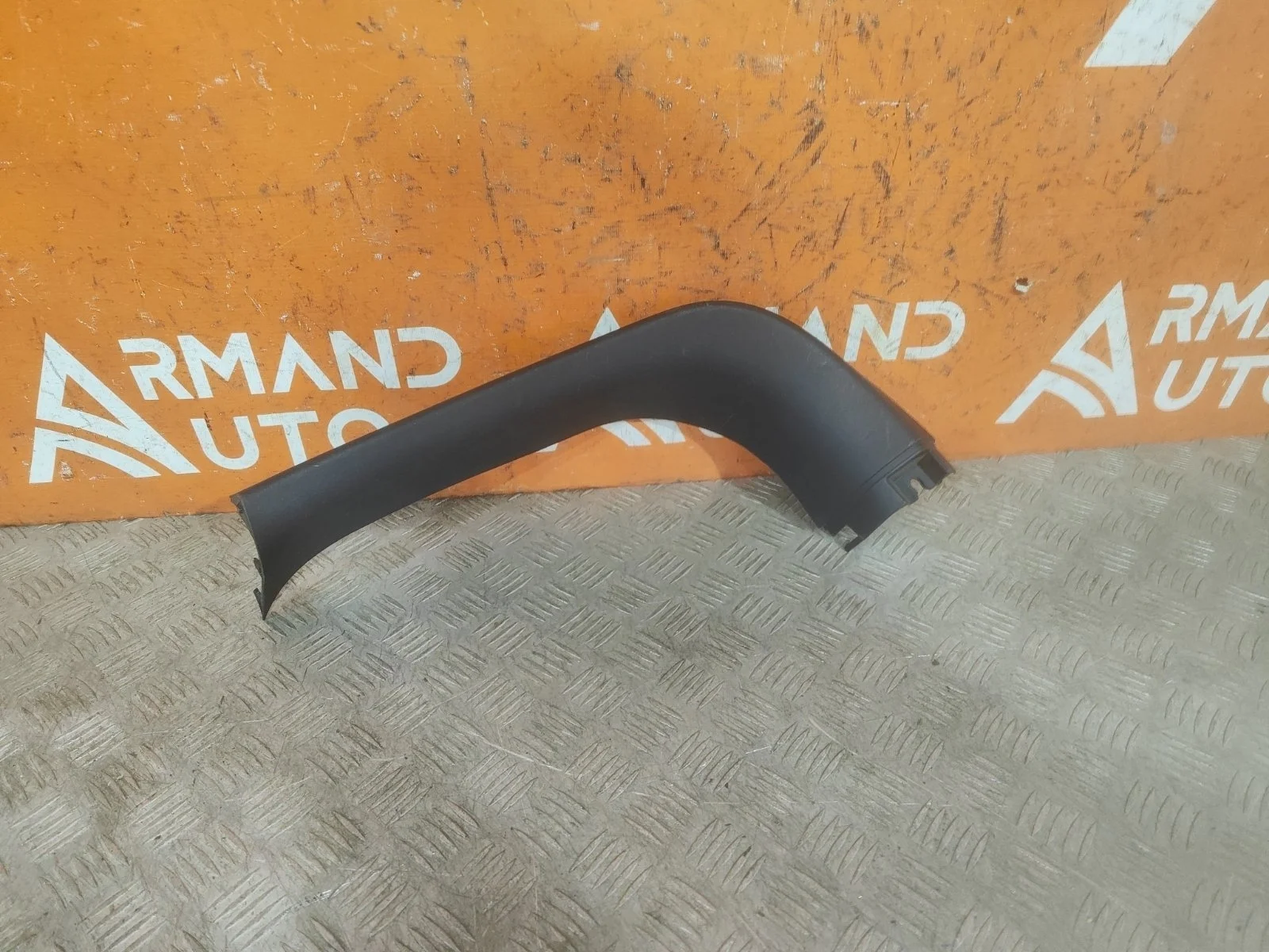 Обшивка двери багажника верхняя Mitsubishi Outlander 2012-нв 3