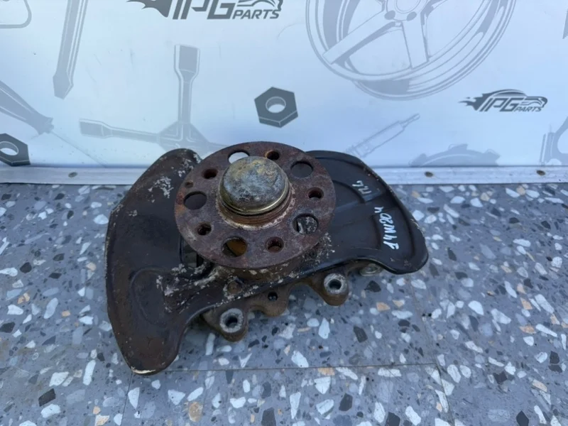 Поворотный кулак передний левый Mercedes-benz 2010 W204