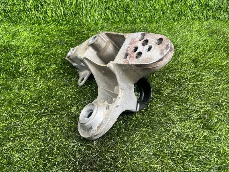 Кронштейн двигателя Audi A4 2003 8E0199351 B6 AMB 1.8T, передний левый