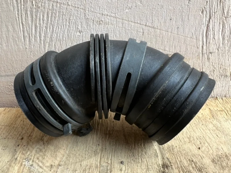 Патрубок воздушного фильтра Volkswagen Tiguan 2013 03C145747C NF CAV