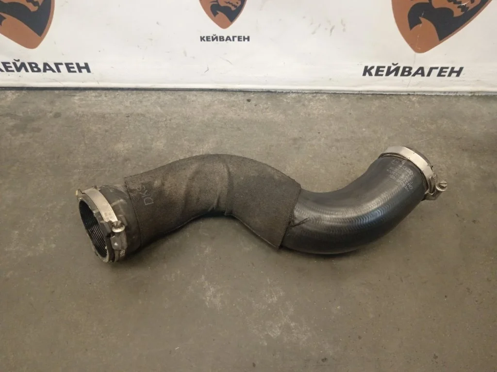 Патрубок интеркулера Audi A4 8K