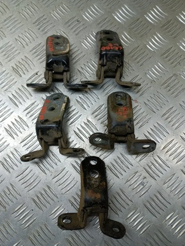 Петля двери Toyota Land Cruiser (100) 1998-2007 2004 6872022070 ВНЕДОРОЖНИК 4.7 I 2UZFE