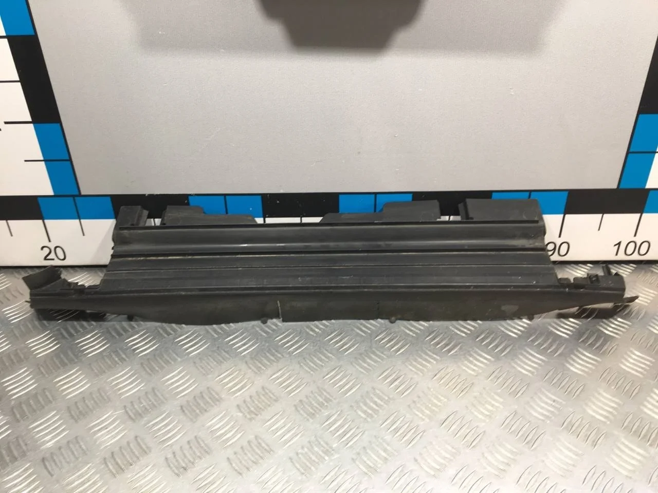 [Б/У] Воздуховод радиатора нижний Mercedes - сломано одно крепление, заклеена трещина [Незначительные дефекты] [Код: 00637505 ]