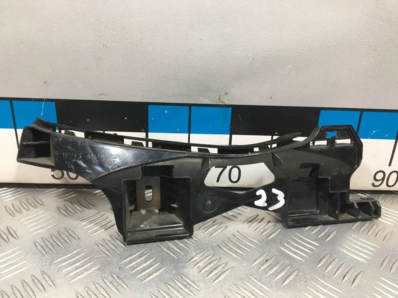 [Б/У] Кронштейн заднего бампера левый W213 [Код: 00637698 ]