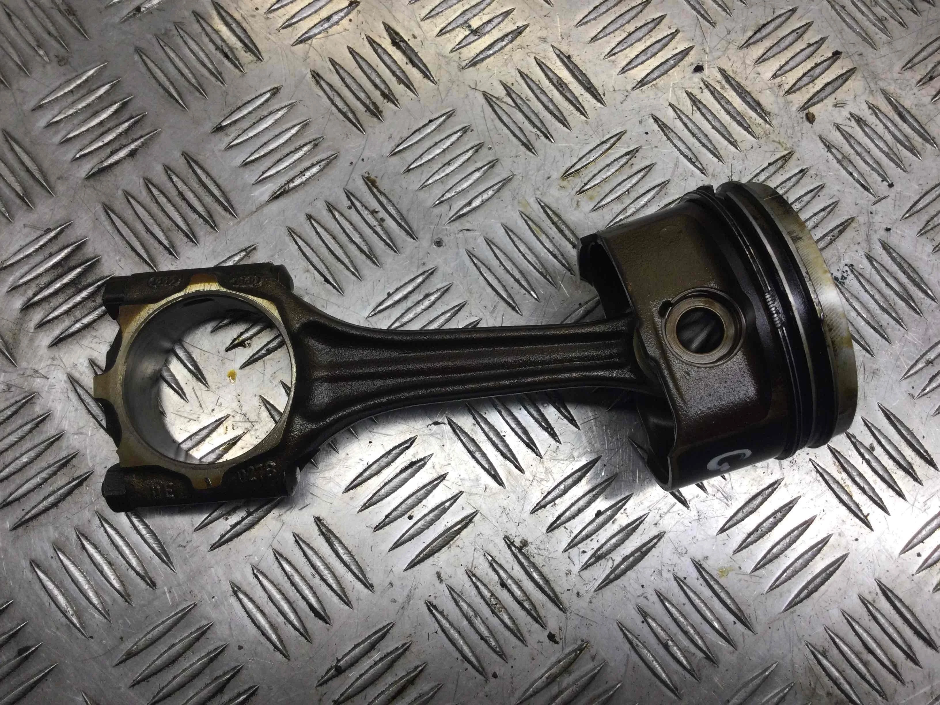 Поршень Audi A3 8L (1996-2000) бензин 1.8 i Механика Х/б