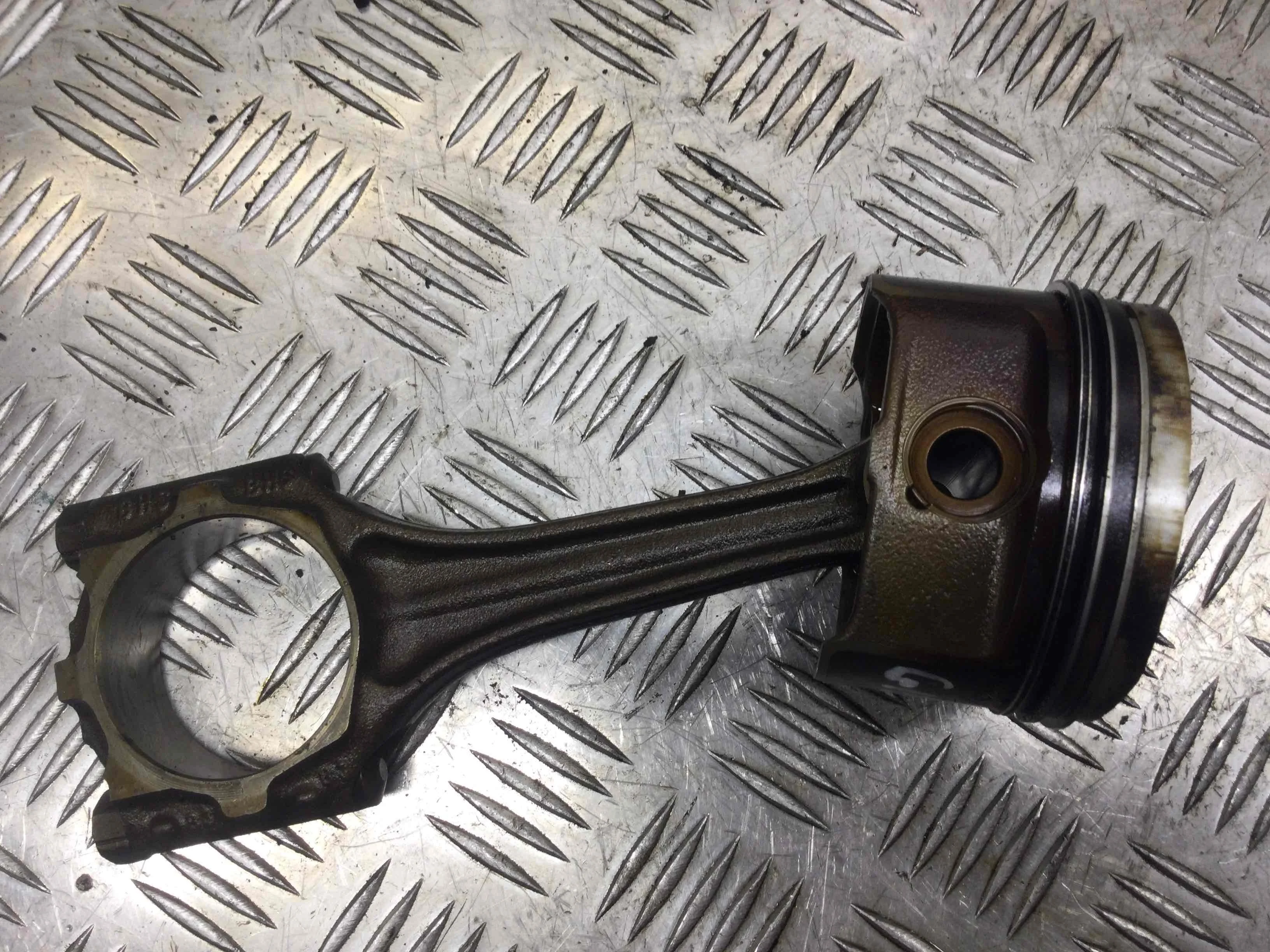 Поршень Audi A3 8L (1996-2000) бензин 1.8 i Механика Х/б