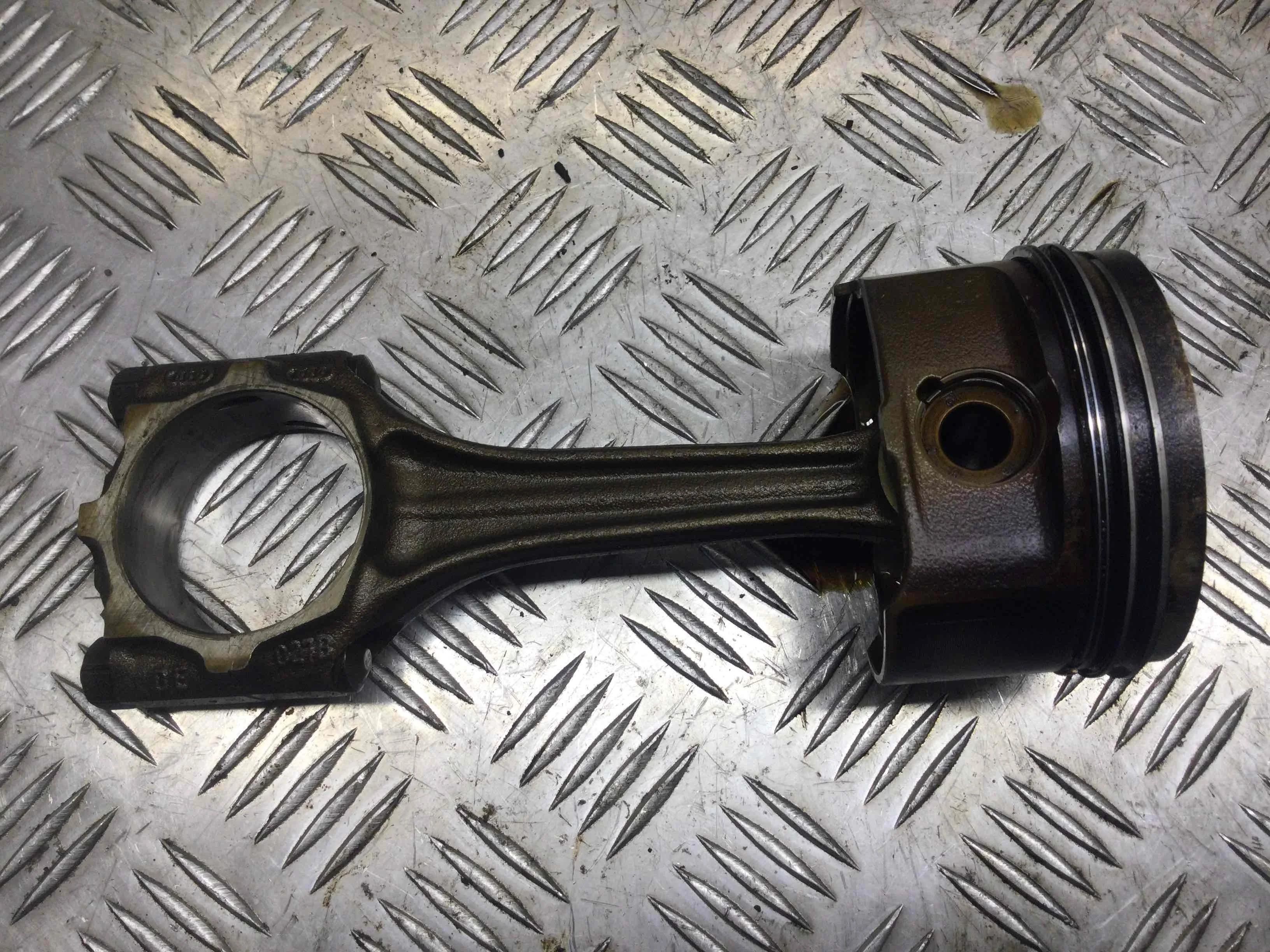 Поршень Audi A3 8L (1996-2000) бензин 1.8 i Механика Х/б