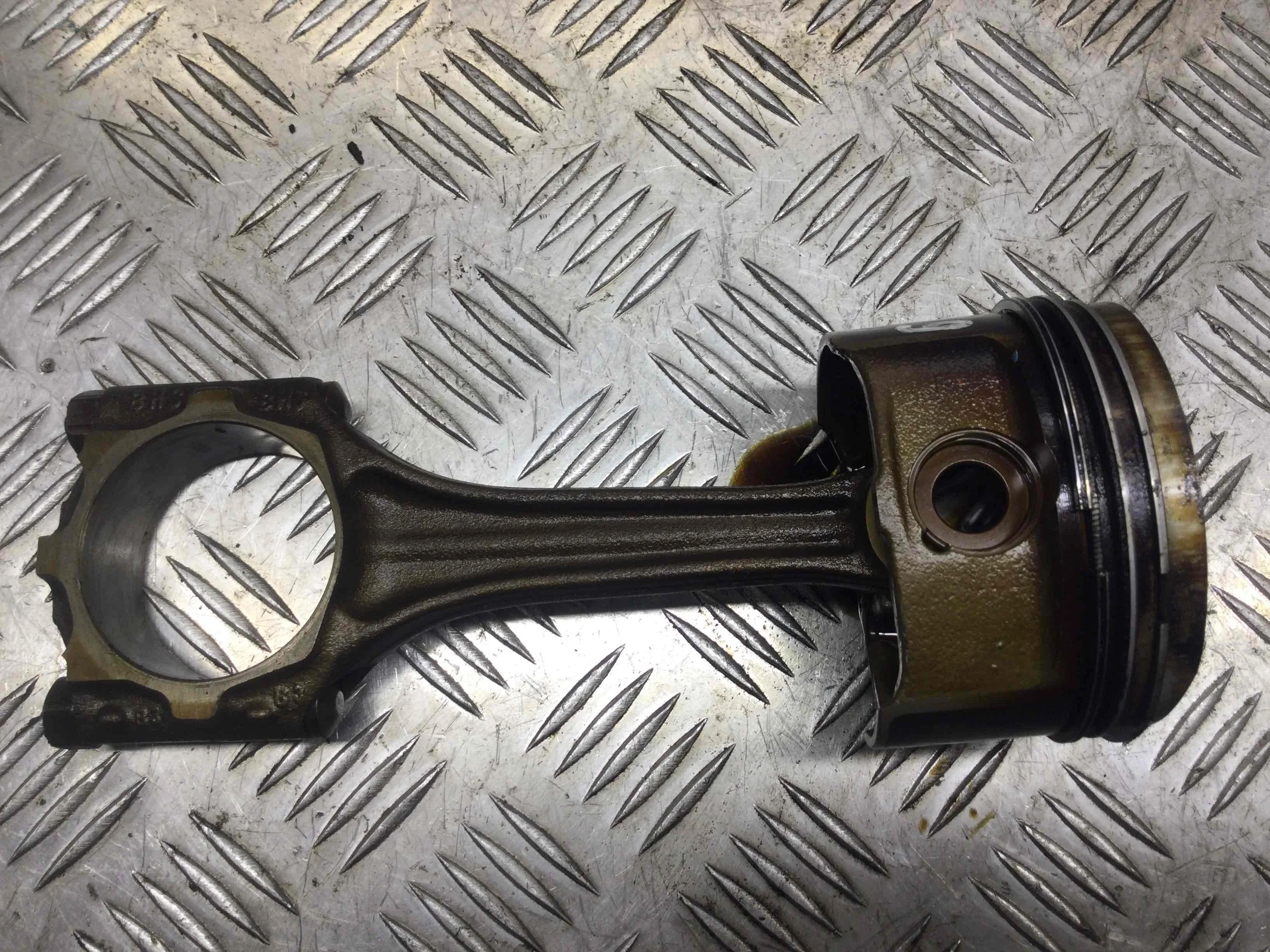 Поршень Audi A3 8L (1996-2000) бензин 1.8 i Механика Х/б