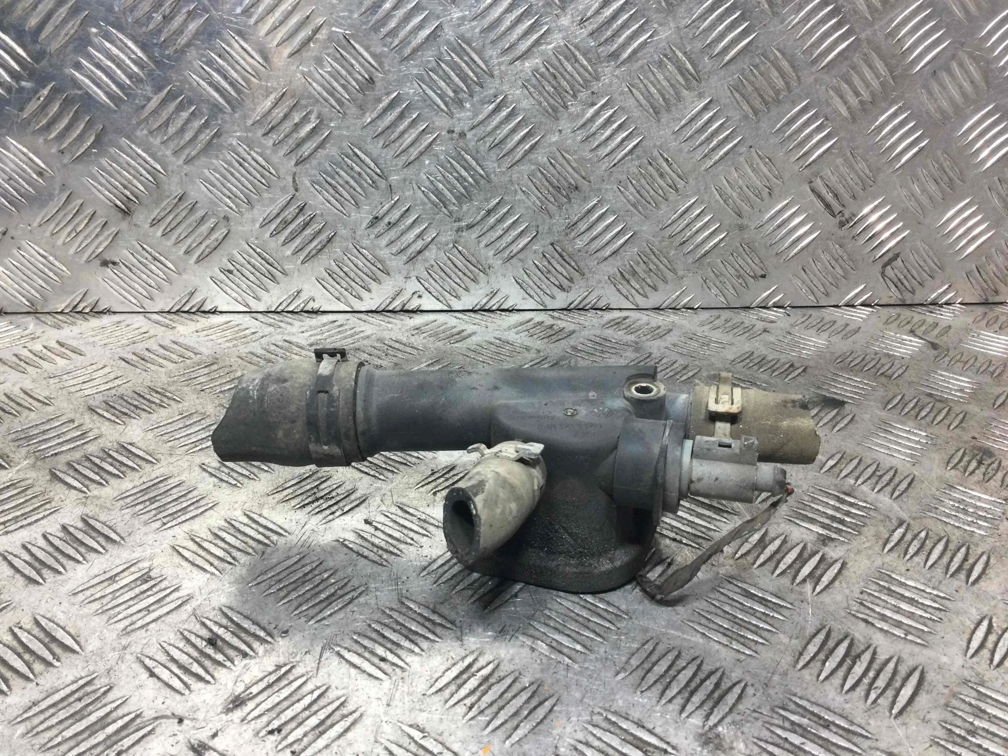 Фланец (тройник) системы охлаждения Volkswagen Touran 1 поколение (2003-2006) дизель 1.9 TDI Механика Минивэн