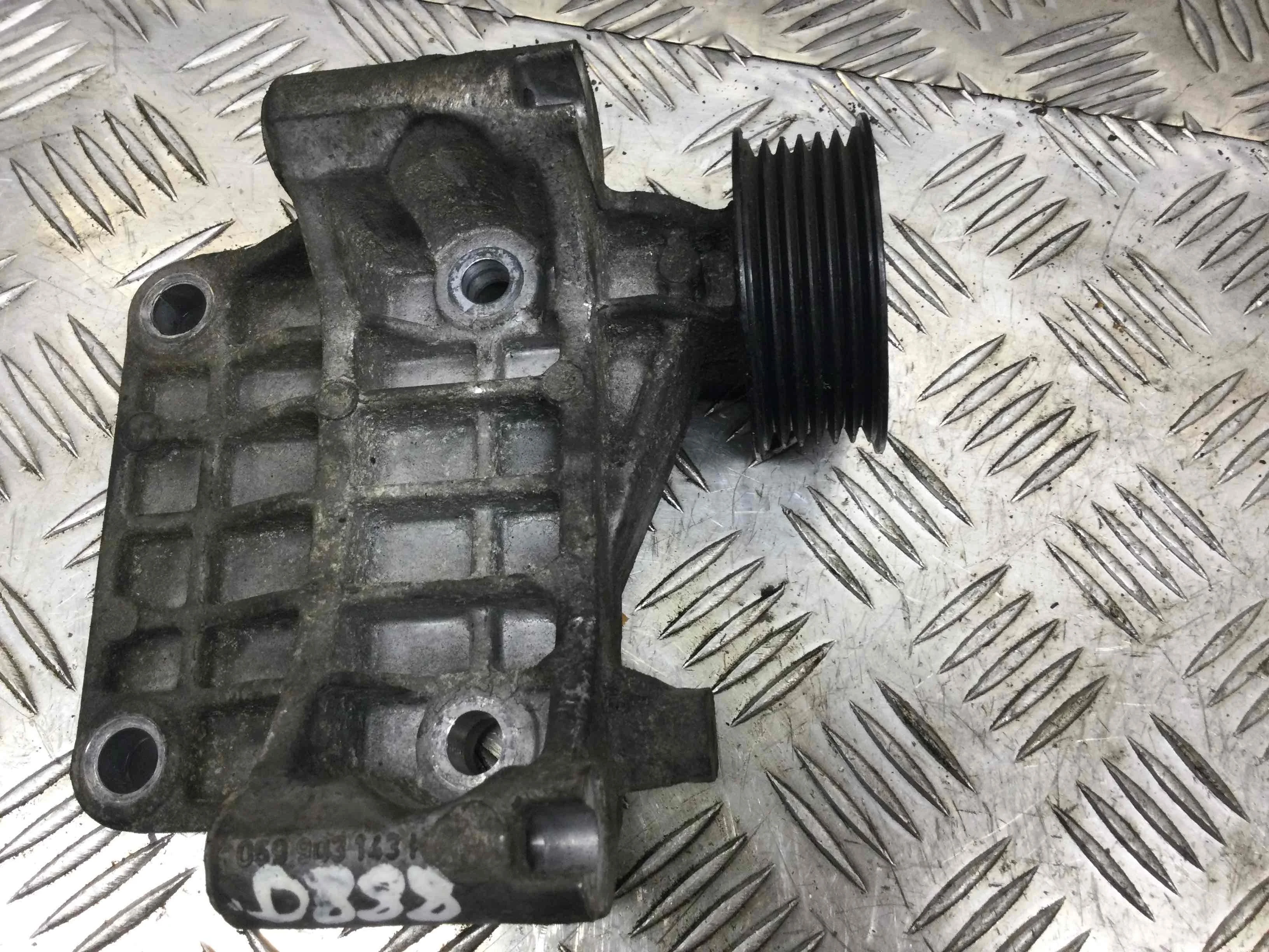 Кронштейн генератора Audi A6 C6/4F (2004-2008) дизель 2.7 TDI Вариатор Седан