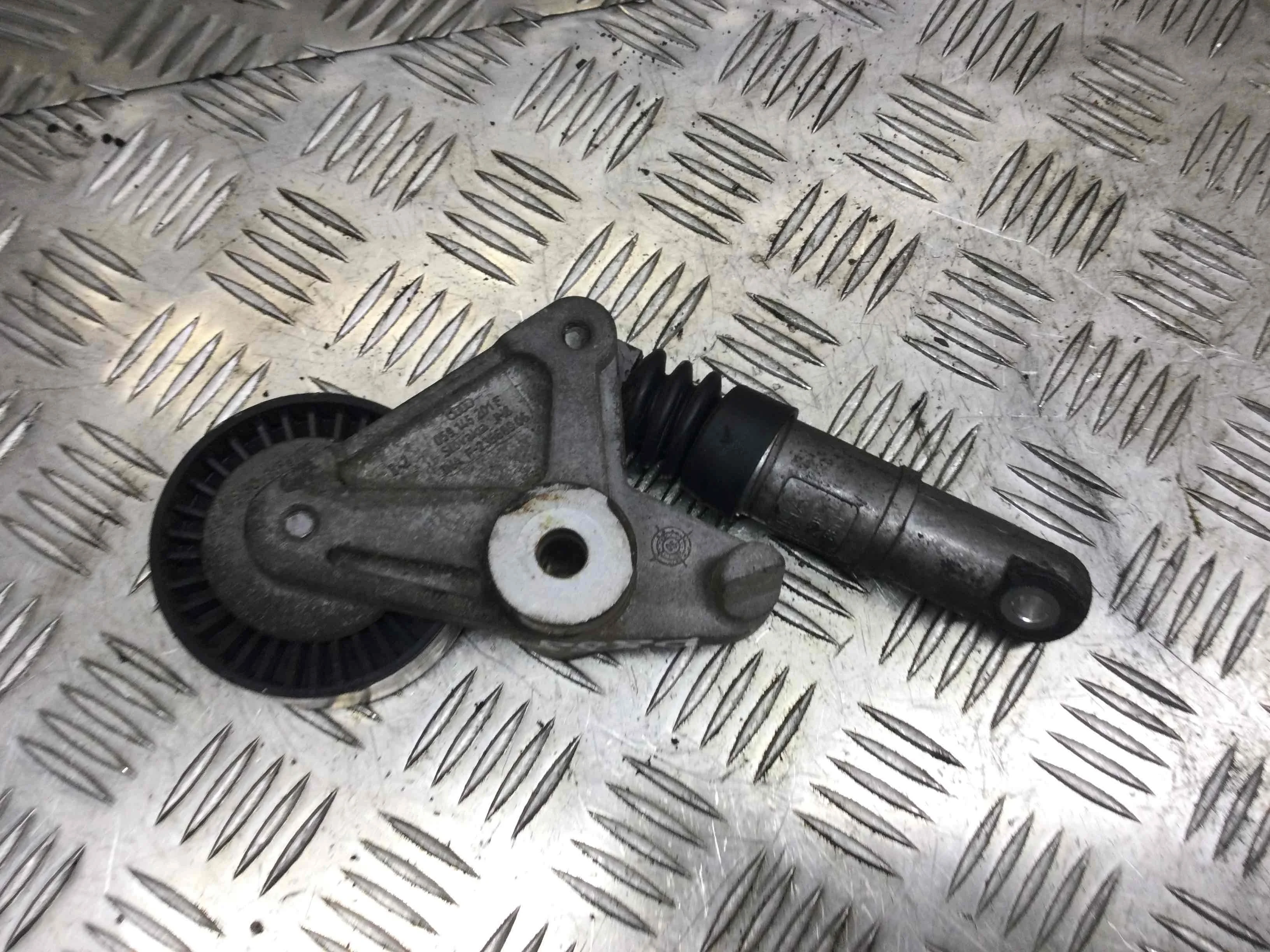 Натяжитель ремня генератора Audi A6 C6/4F (2004-2008) дизель 2.7 TDI Вариатор Седан