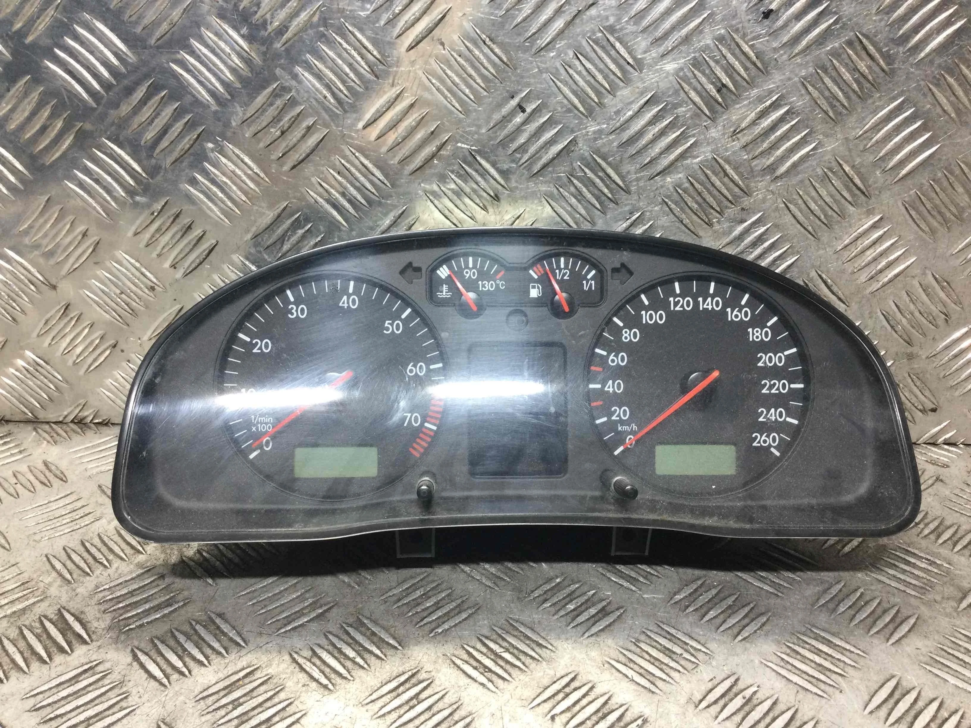 Щиток приборов (приборная панель) Volkswagen Passat B5 (1996-2000) бензин 1.6 i Механика Универсал