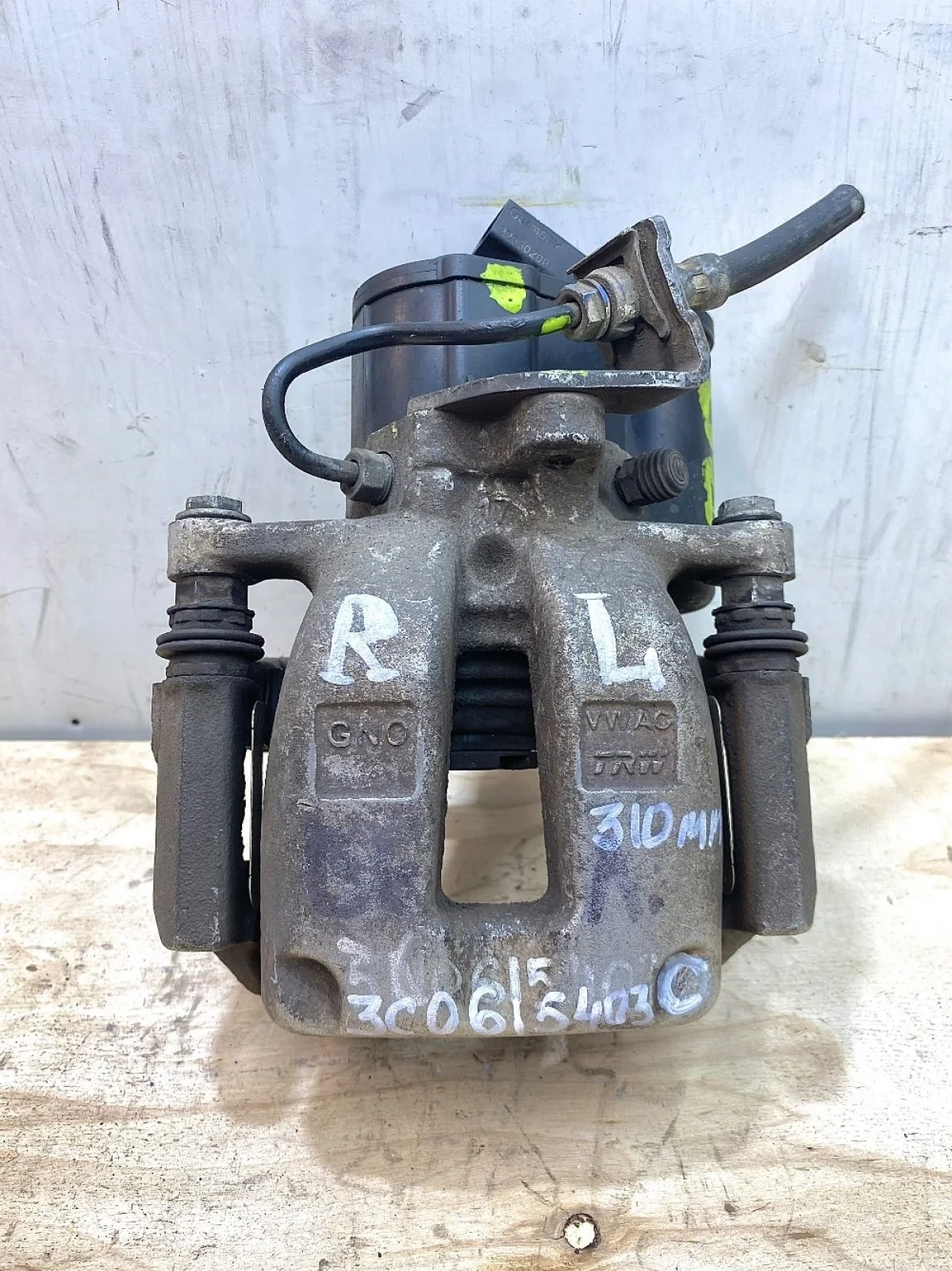 Суппорт левый  Passat B6 310 мм TRW Passat B6 (2005—2010) В наличии