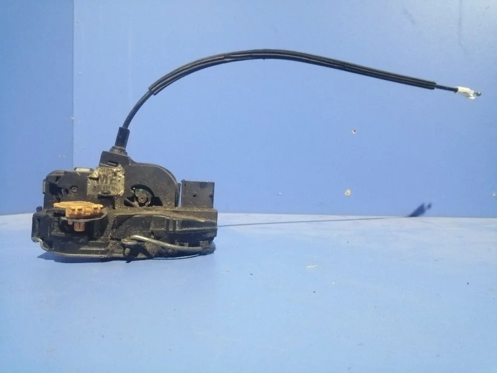 Замок двери передней левой Opel Insignia I (2008—2013)