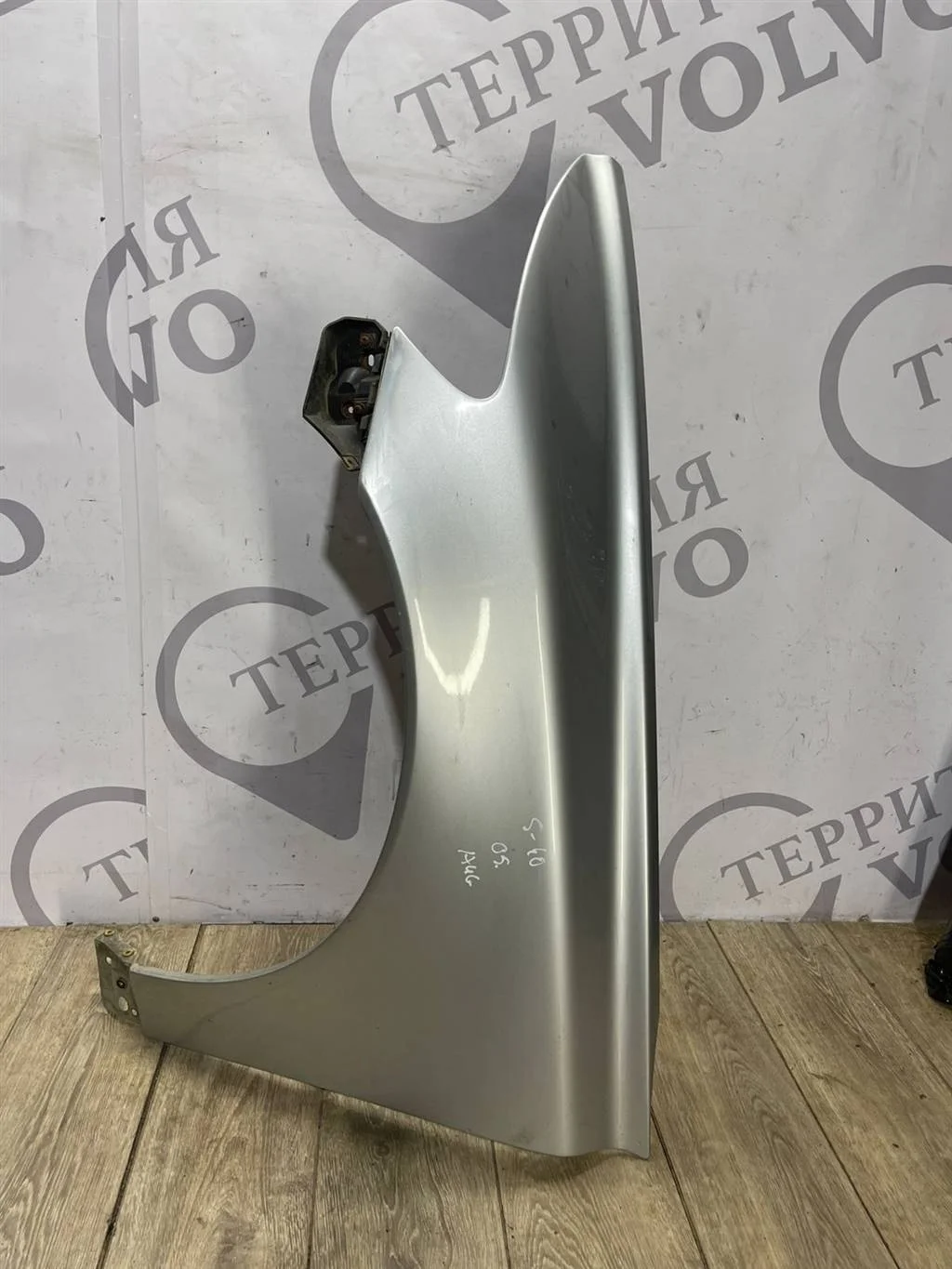 Крыло переднее левое