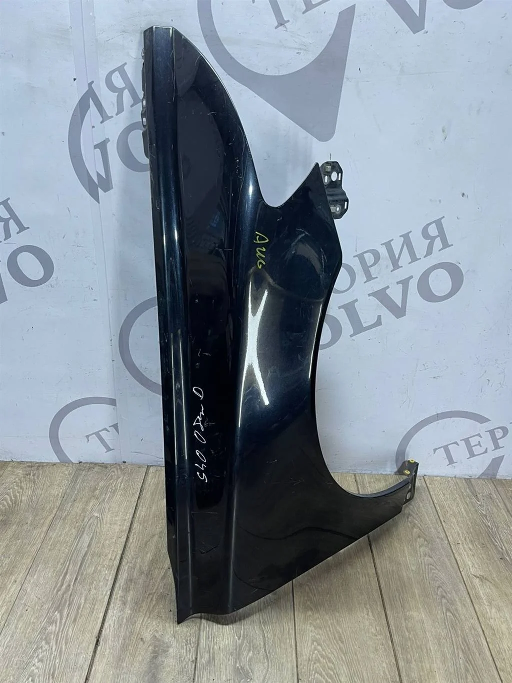 Крыло переднее правое