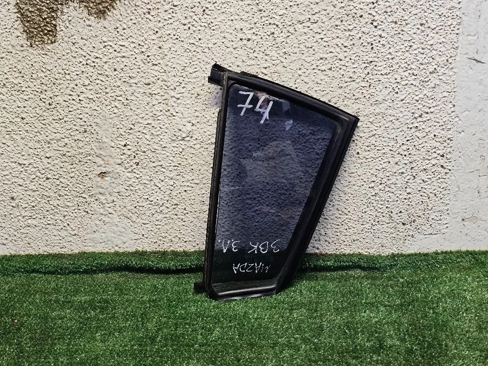 Стекло двери задней левой (форточка) Мазда 3