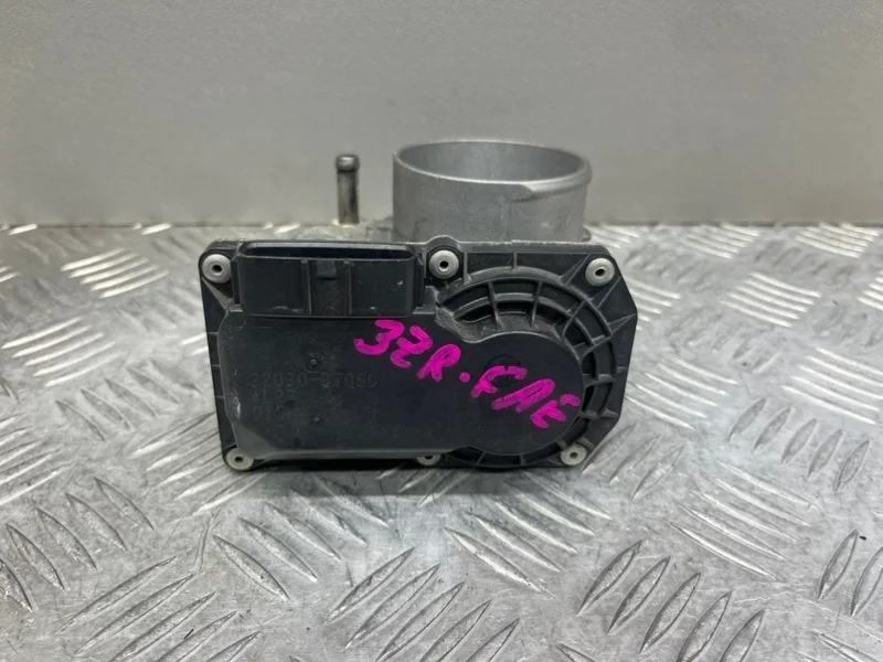 Дроссель Toyota Avensis T27